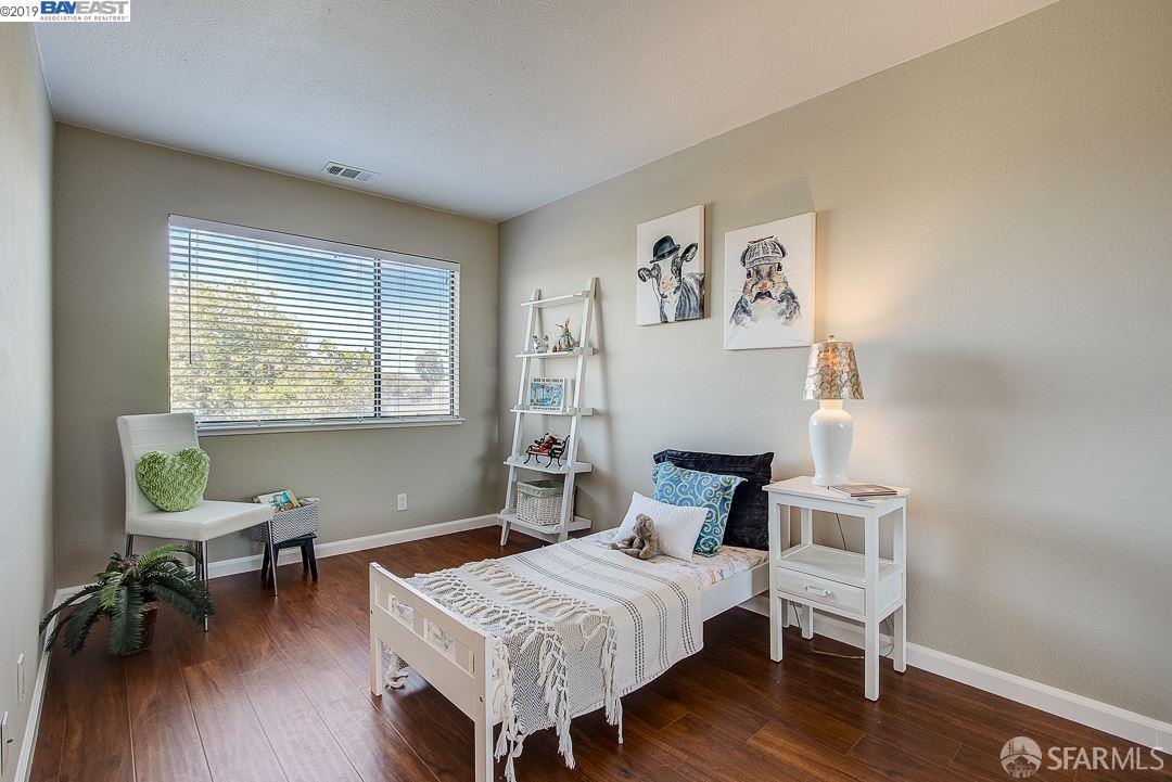 Detail Gallery Image 12 of 59 For 1036 Clubhouse Dr, Hayward,  CA 94541 - 3 Beds | 2/1 Baths