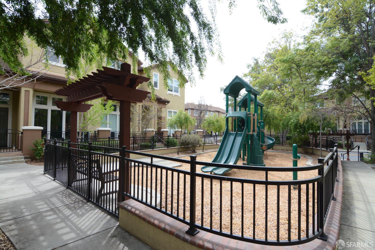 Detail Gallery Image 7 of 31 For 1194 Gliessen Ter, Sunnyvale,  CA 94089 - 2 Beds | 2/1 Baths