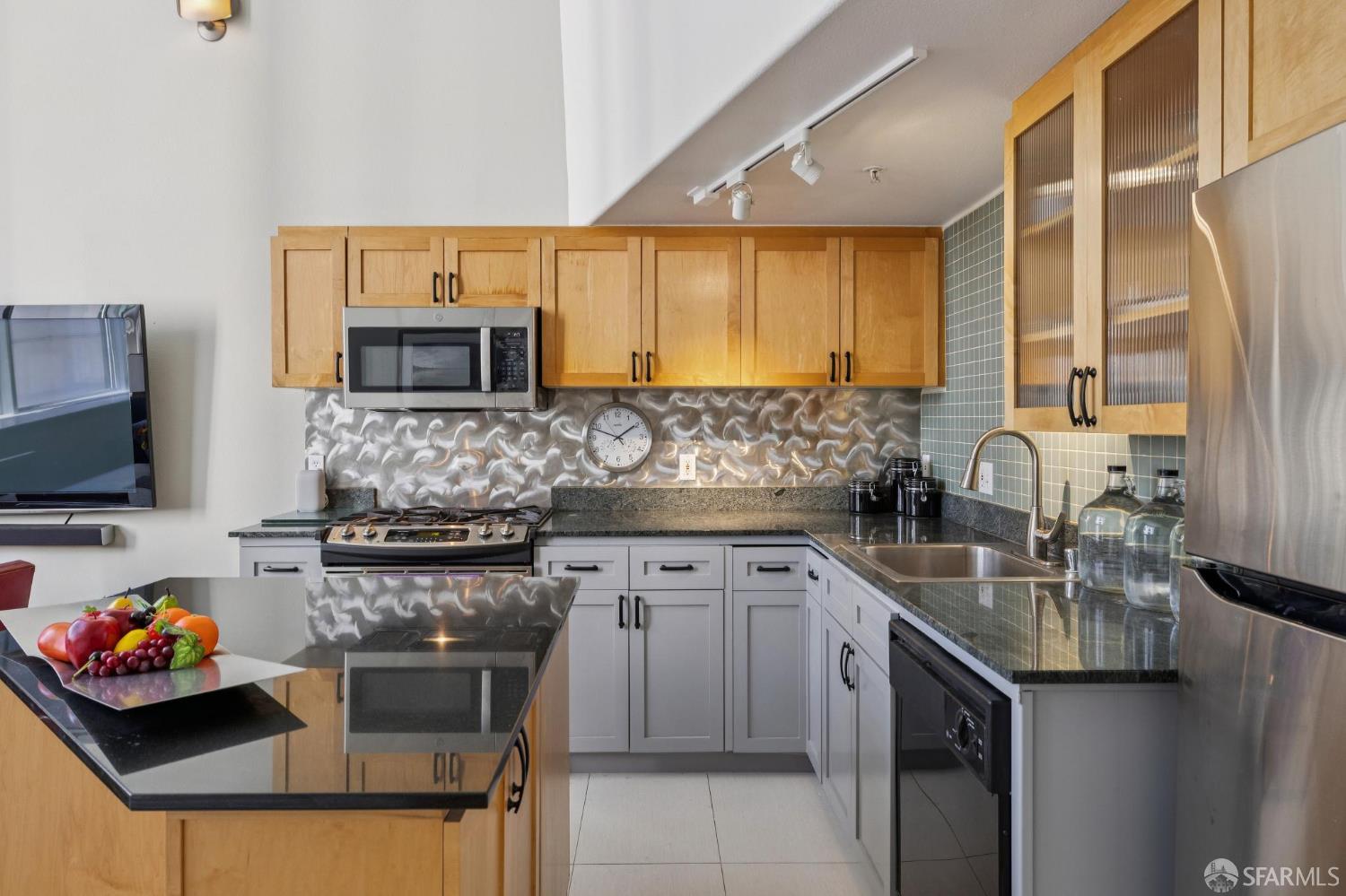 Detail Gallery Image 12 of 37 For 18 Lansing St #302,  San Francisco,  CA 94117 - 1 Beds | 1/1 Baths