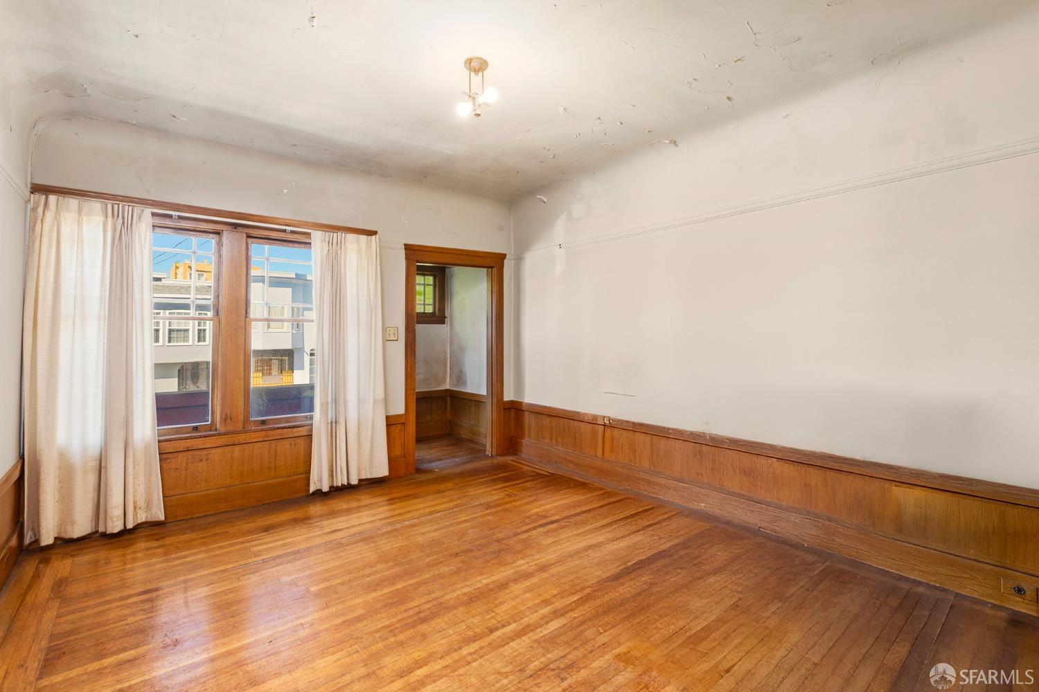 Detail Gallery Image 3 of 26 For 711 Vienna St, San Francisco,  CA 94112 - 2 Beds | 1 Baths