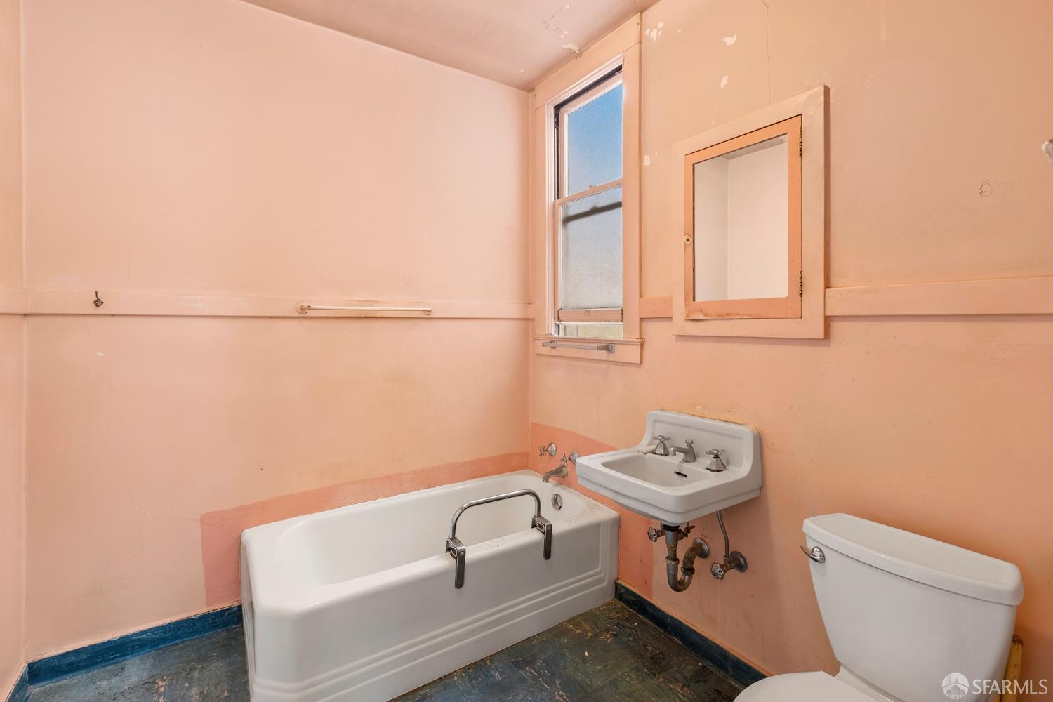 Detail Gallery Image 8 of 26 For 711 Vienna St, San Francisco,  CA 94112 - 2 Beds | 1 Baths