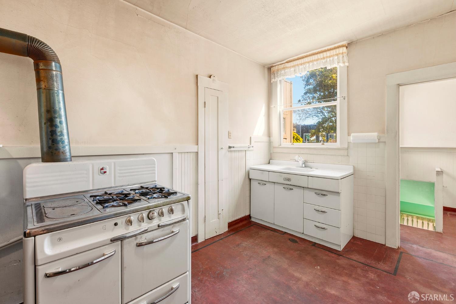 Detail Gallery Image 7 of 26 For 711 Vienna St, San Francisco,  CA 94112 - 2 Beds | 1 Baths