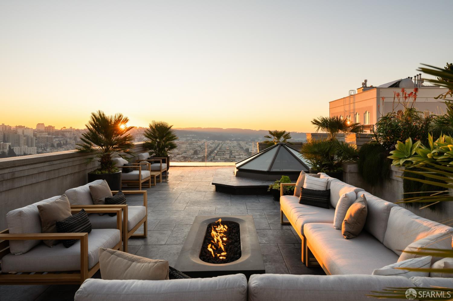 Detail Gallery Image 5 of 47 For 2626 Larkin St, San Francisco,  CA 94109 - 6 Beds | 5/3 Baths