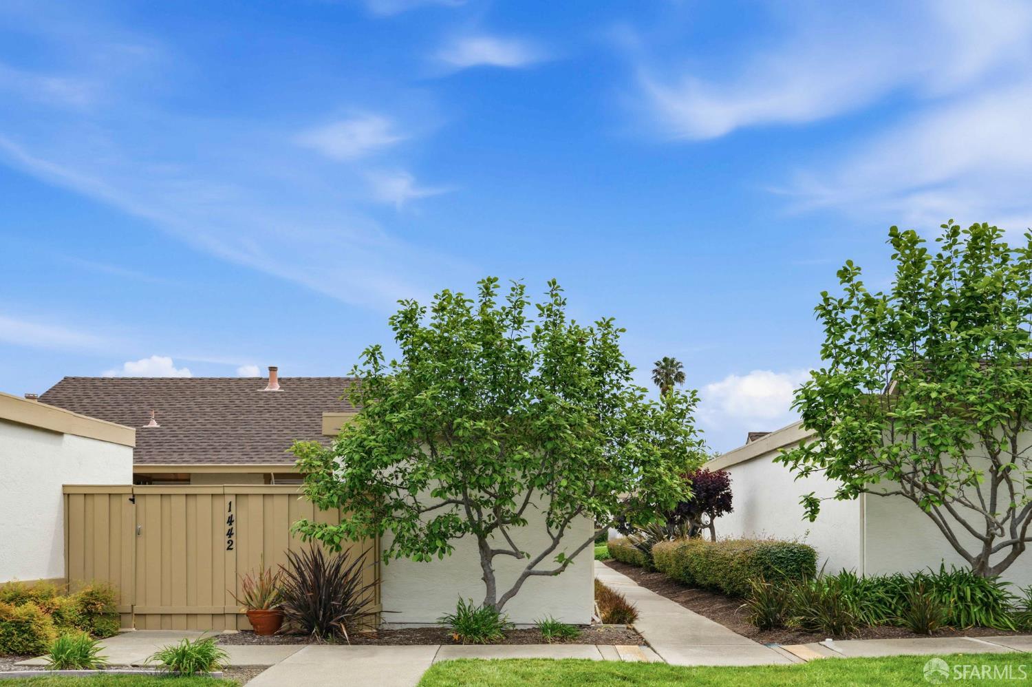 Detail Gallery Image 3 of 32 For 1442 Indian Ln, Concord,  CA 94521 - 2 Beds | 2 Baths