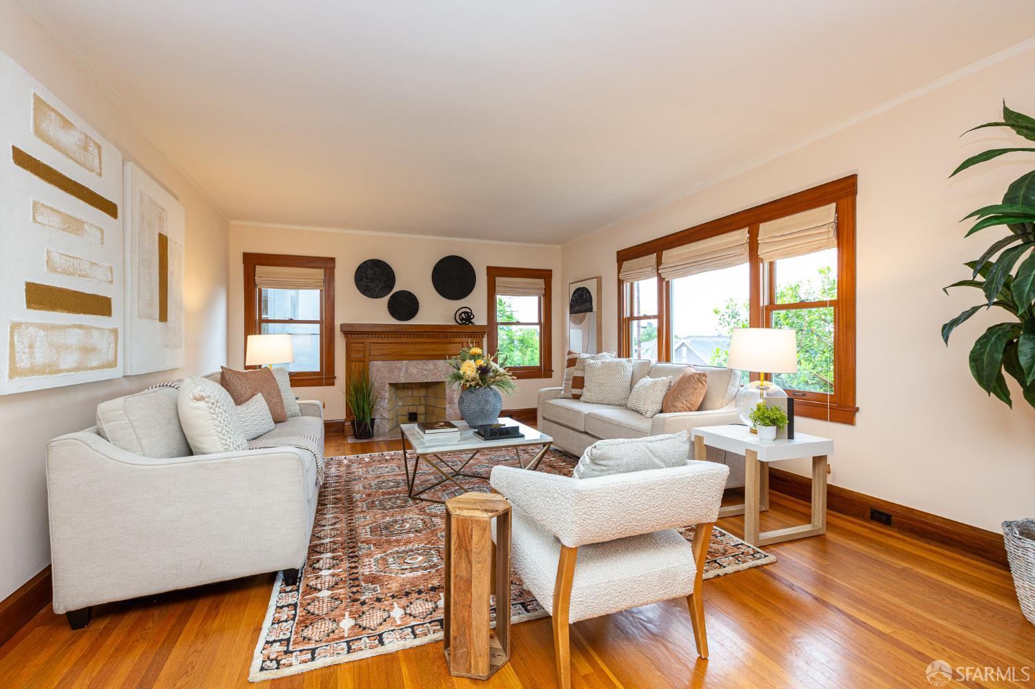 Detail Gallery Image 2 of 27 For 5380 Thomas Ave, Oakland,  CA 94618 - 2 Beds | 1 Baths