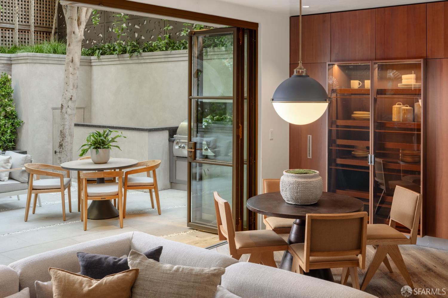 Detail Gallery Image 12 of 47 For 2626 Larkin St, San Francisco,  CA 94109 - 6 Beds | 5/3 Baths