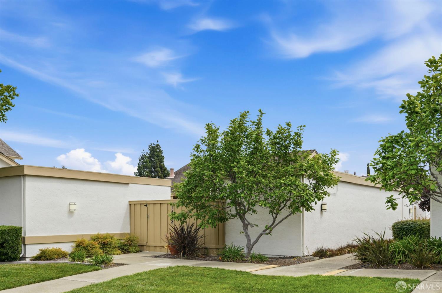 Detail Gallery Image 2 of 32 For 1442 Indian Ln, Concord,  CA 94521 - 2 Beds | 2 Baths