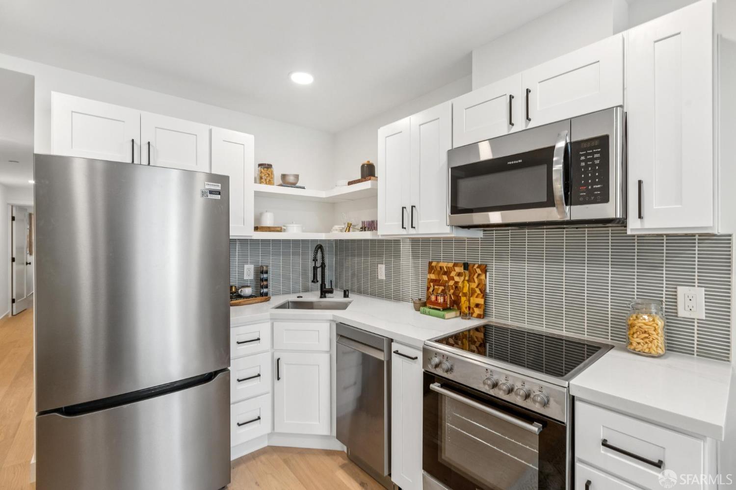 Detail Gallery Image 5 of 20 For 108 Albion St a,  San Francisco,  CA 94110 - 2 Beds | 1 Baths