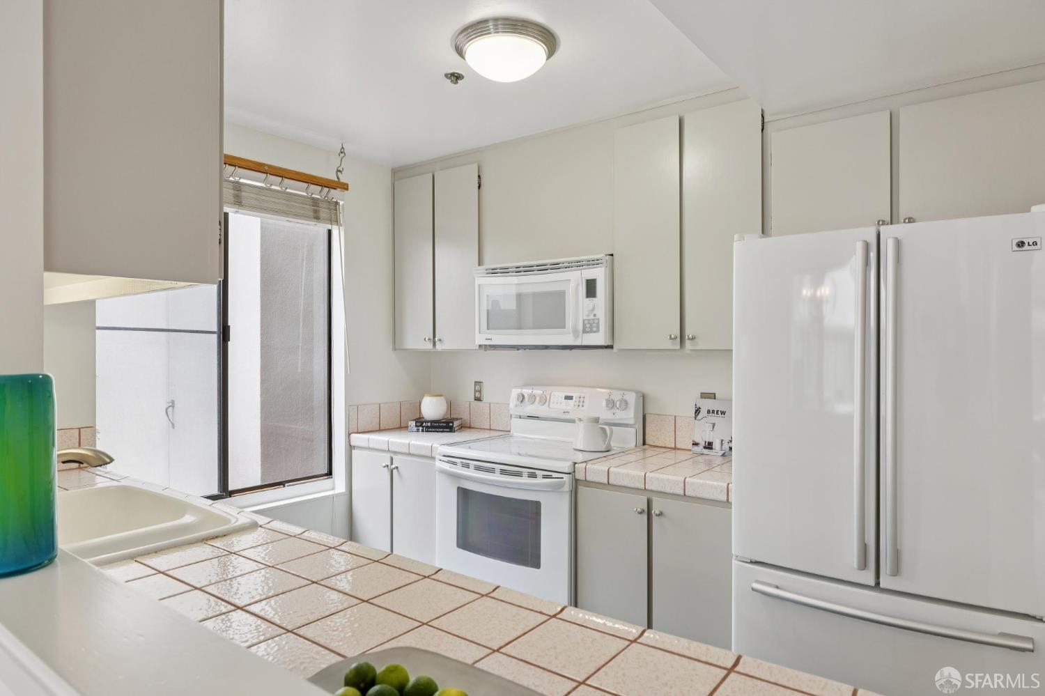 Detail Gallery Image 12 of 43 For 156 Lombard St #33,  San Francisco,  CA 94111 - 2 Beds | 2/1 Baths