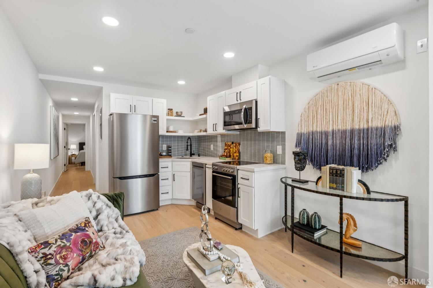 Detail Gallery Image 10 of 20 For 108 Albion St a,  San Francisco,  CA 94110 - 2 Beds | 1 Baths