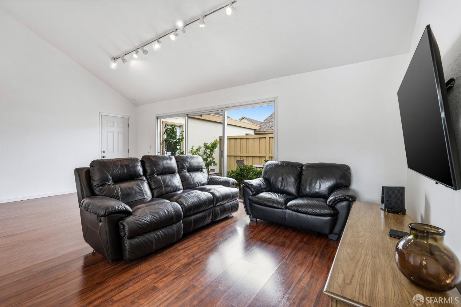 Detail Gallery Image 5 of 32 For 1442 Indian Ln, Concord,  CA 94521 - 2 Beds | 2 Baths