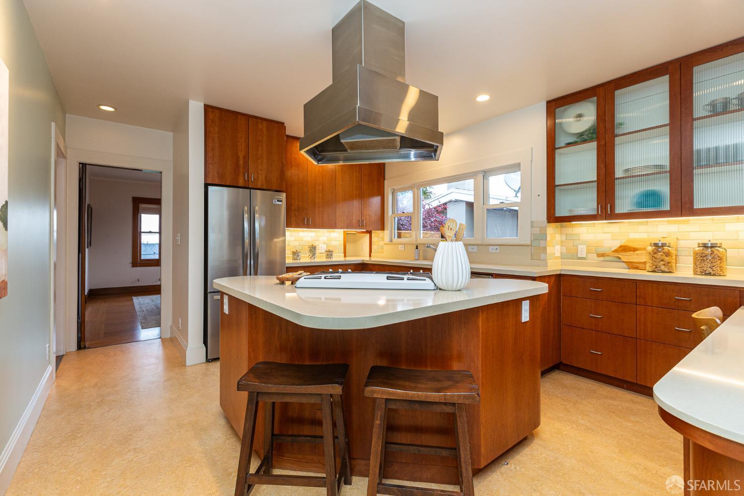 Detail Gallery Image 5 of 27 For 5380 Thomas Ave, Oakland,  CA 94618 - 2 Beds | 1 Baths