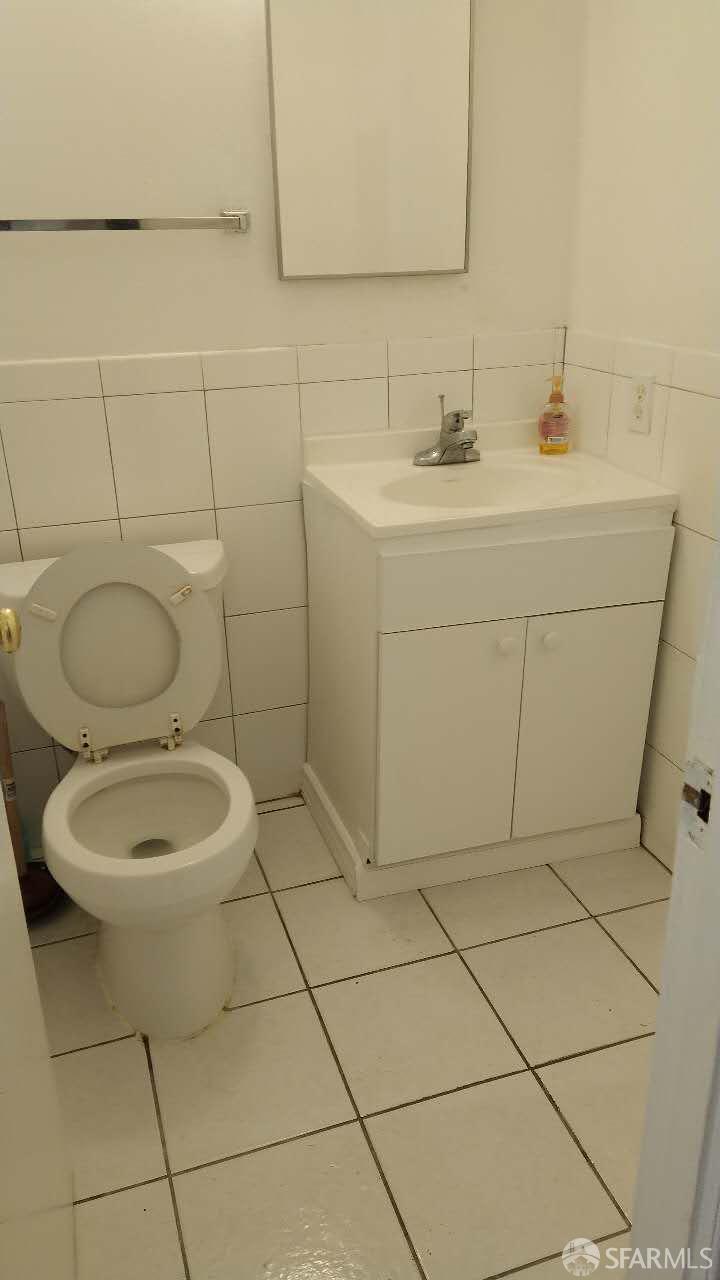 Detail Gallery Image 11 of 13 For 1 Mccarthy Ave, San Francisco,  CA 94134 - 4 Beds | 2/1 Baths