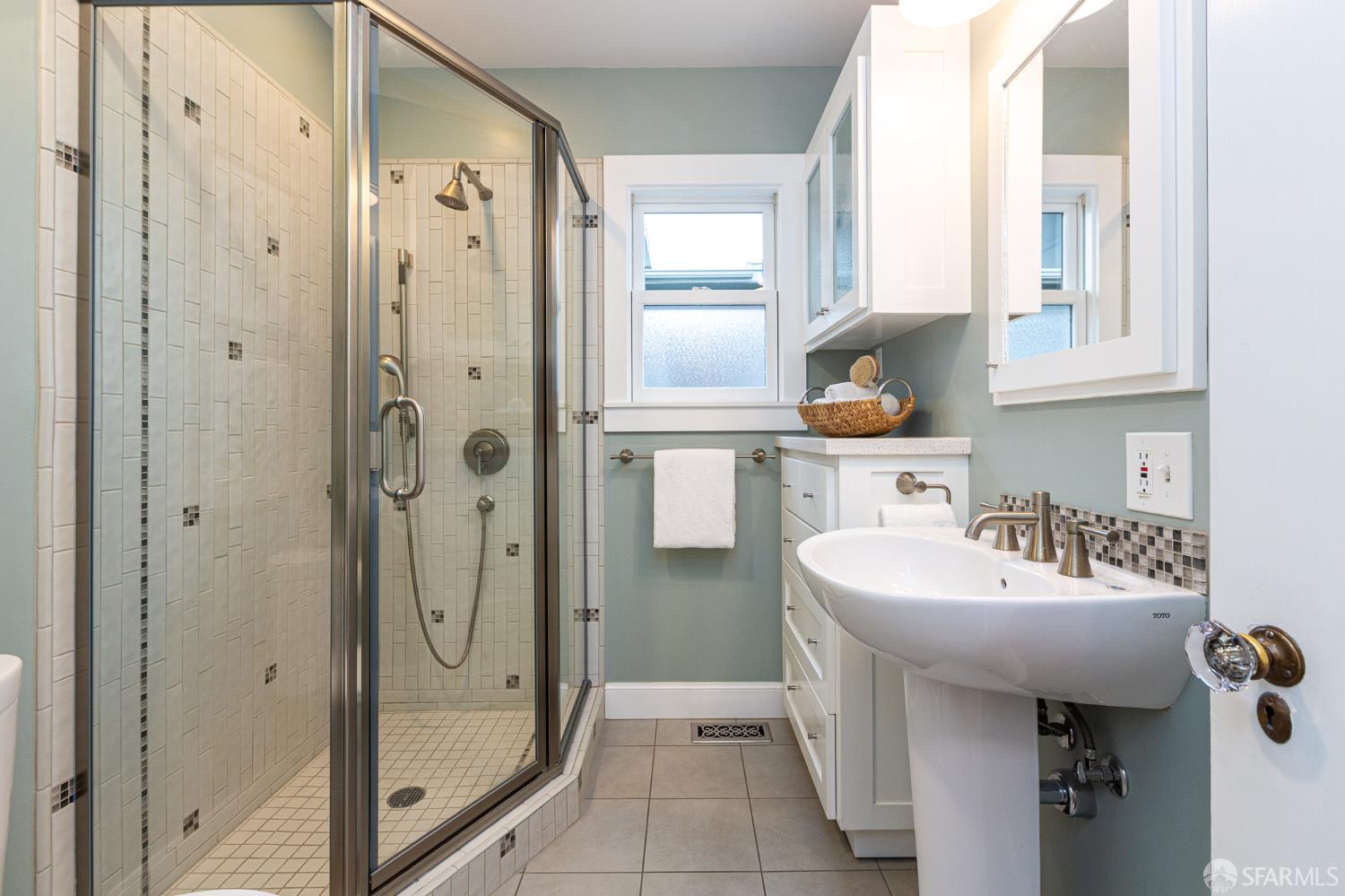 Detail Gallery Image 10 of 27 For 5380 Thomas Ave, Oakland,  CA 94618 - 2 Beds | 1 Baths