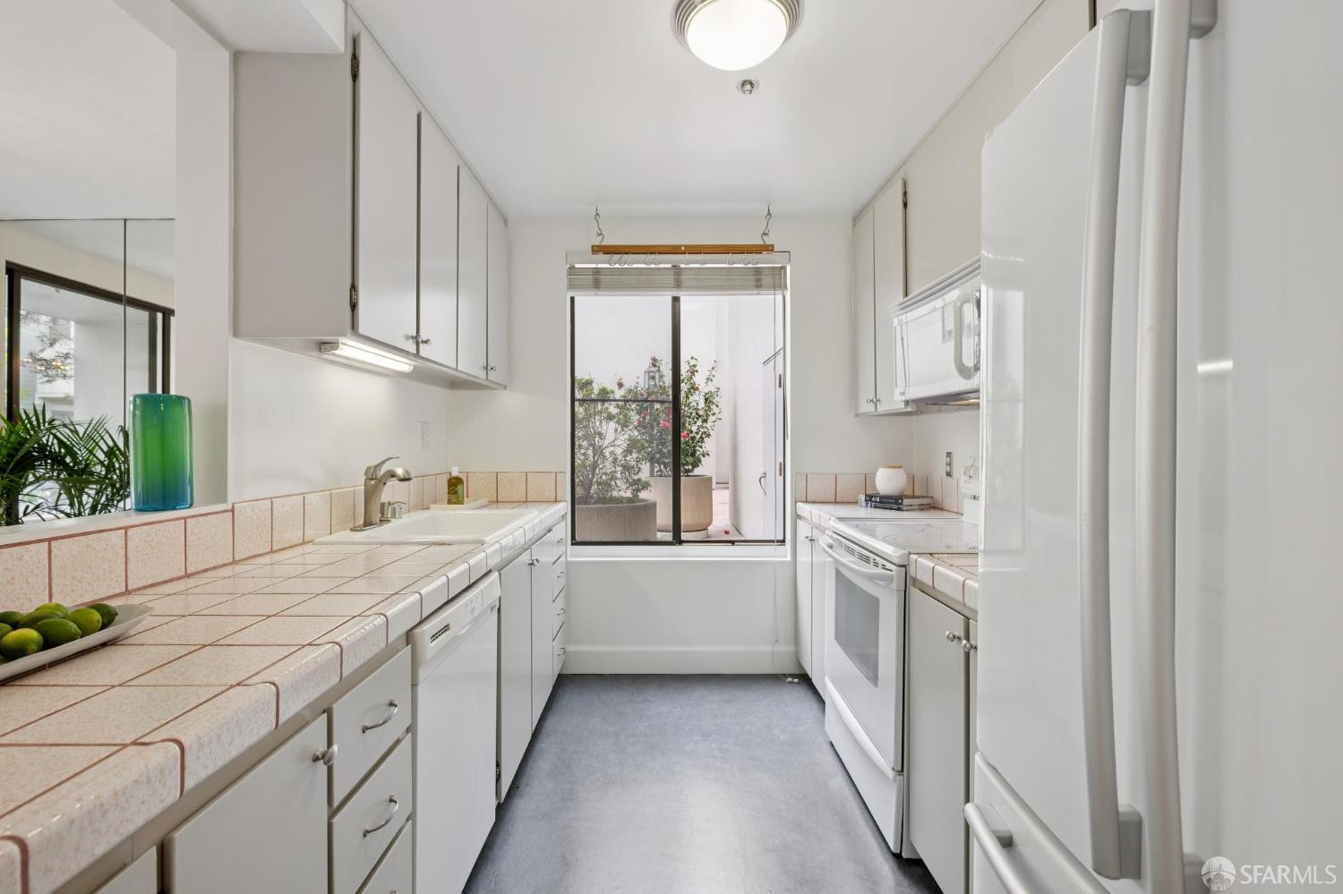 Detail Gallery Image 13 of 43 For 156 Lombard St #33,  San Francisco,  CA 94111 - 2 Beds | 2/1 Baths