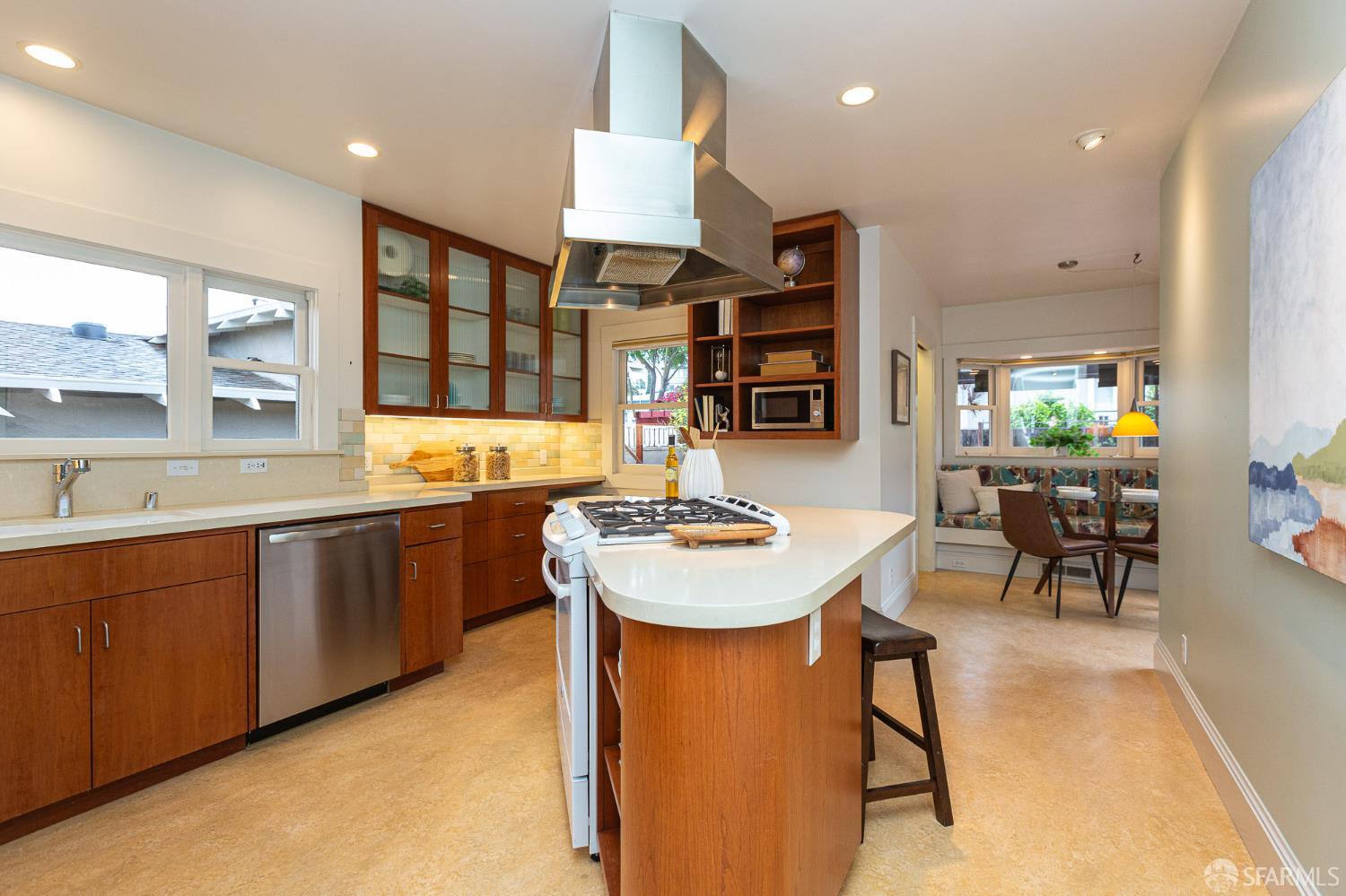 Detail Gallery Image 7 of 27 For 5380 Thomas Ave, Oakland,  CA 94618 - 2 Beds | 1 Baths