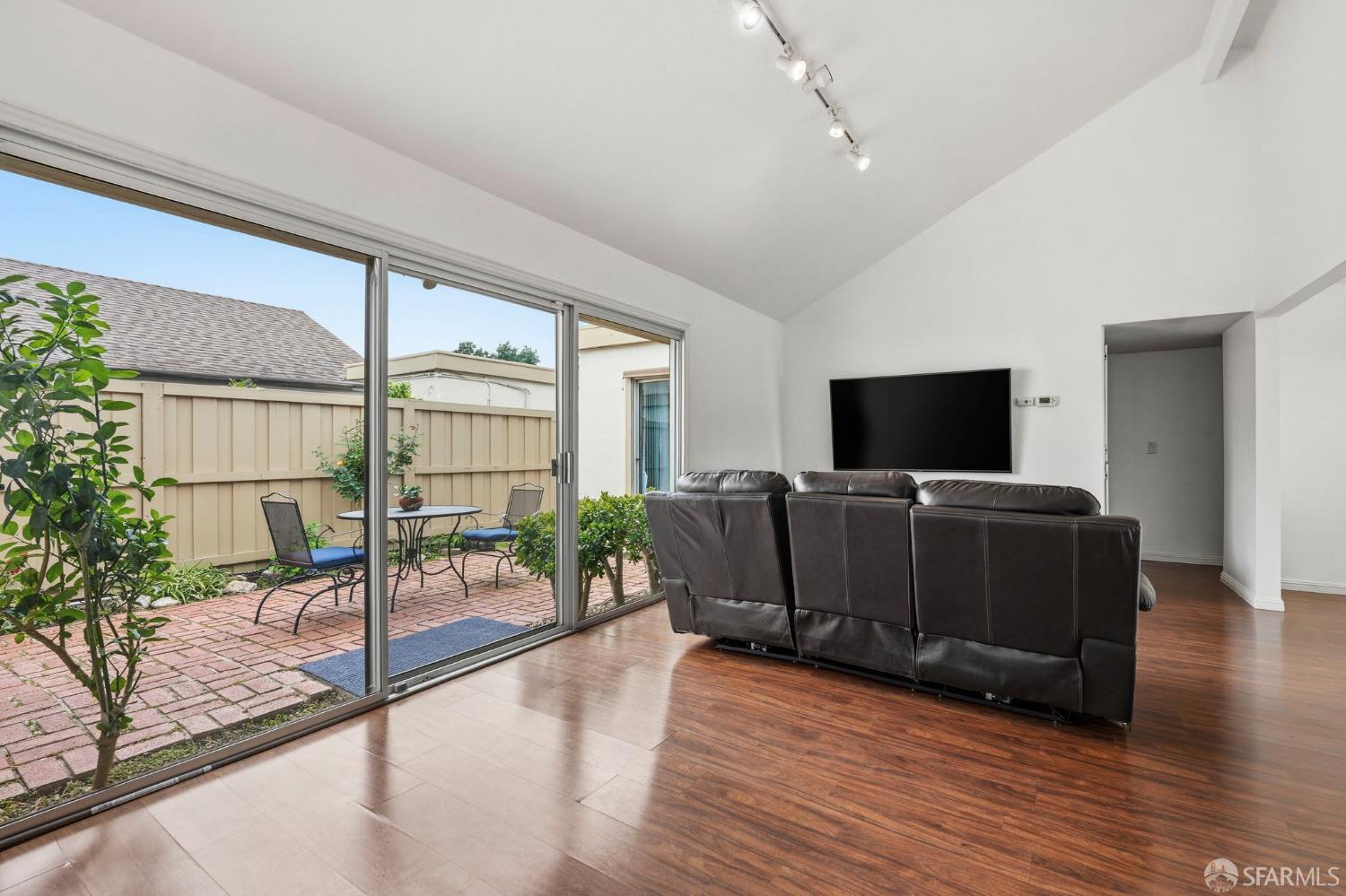 Detail Gallery Image 4 of 32 For 1442 Indian Ln, Concord,  CA 94521 - 2 Beds | 2 Baths