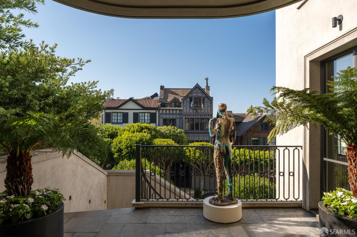 Detail Gallery Image 8 of 47 For 2626 Larkin St, San Francisco,  CA 94109 - 6 Beds | 5/3 Baths