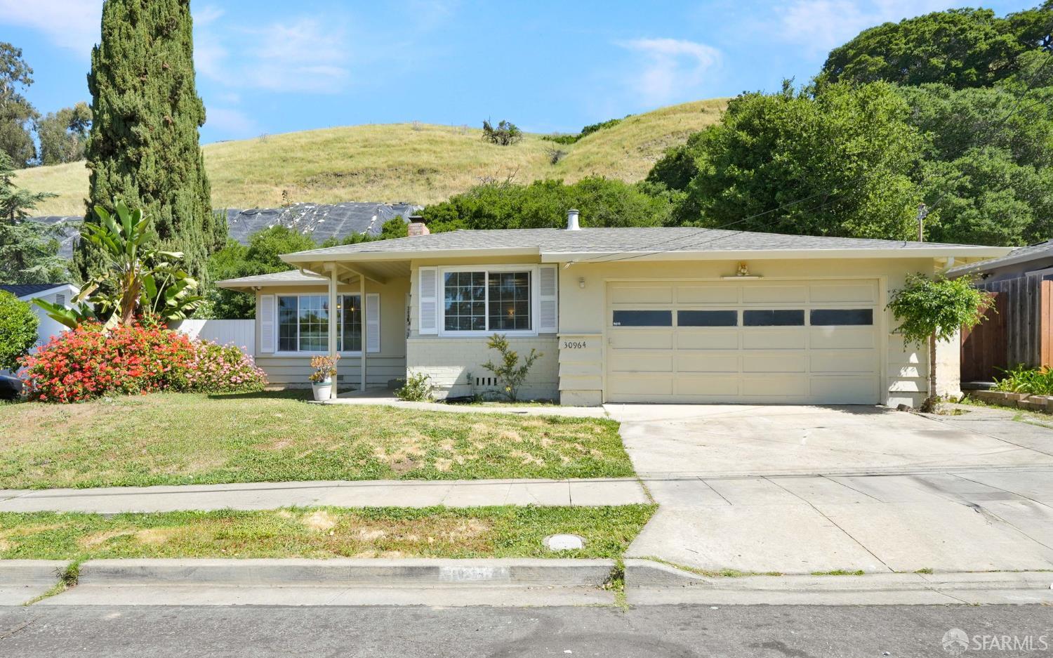 Detail Gallery Image 2 of 29 For 30964 Faircliff St, Hayward,  CA 94544 - 3 Beds | 2 Baths