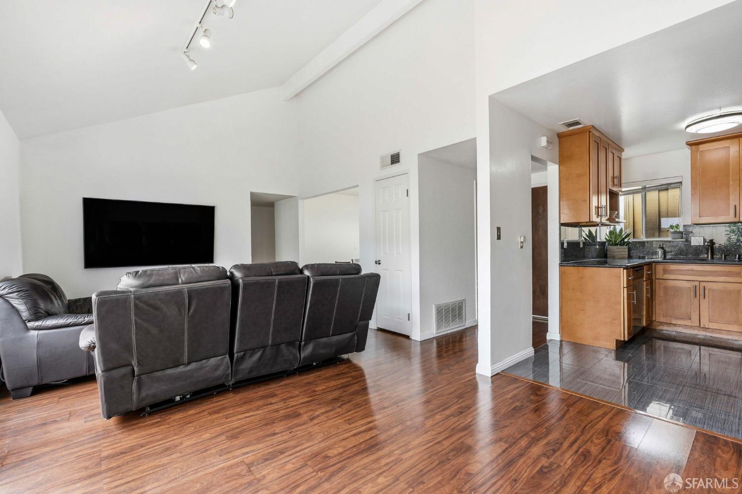 Detail Gallery Image 6 of 32 For 1442 Indian Ln, Concord,  CA 94521 - 2 Beds | 2 Baths