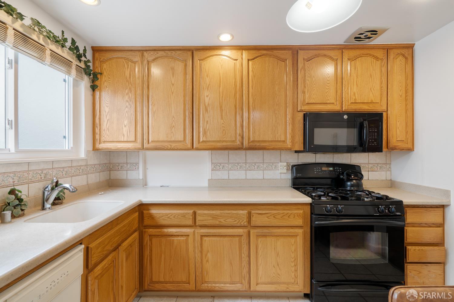 Detail Gallery Image 18 of 37 For 61 Grandview Ave, Daly City,  CA 94015 - 4 Beds | 2 Baths