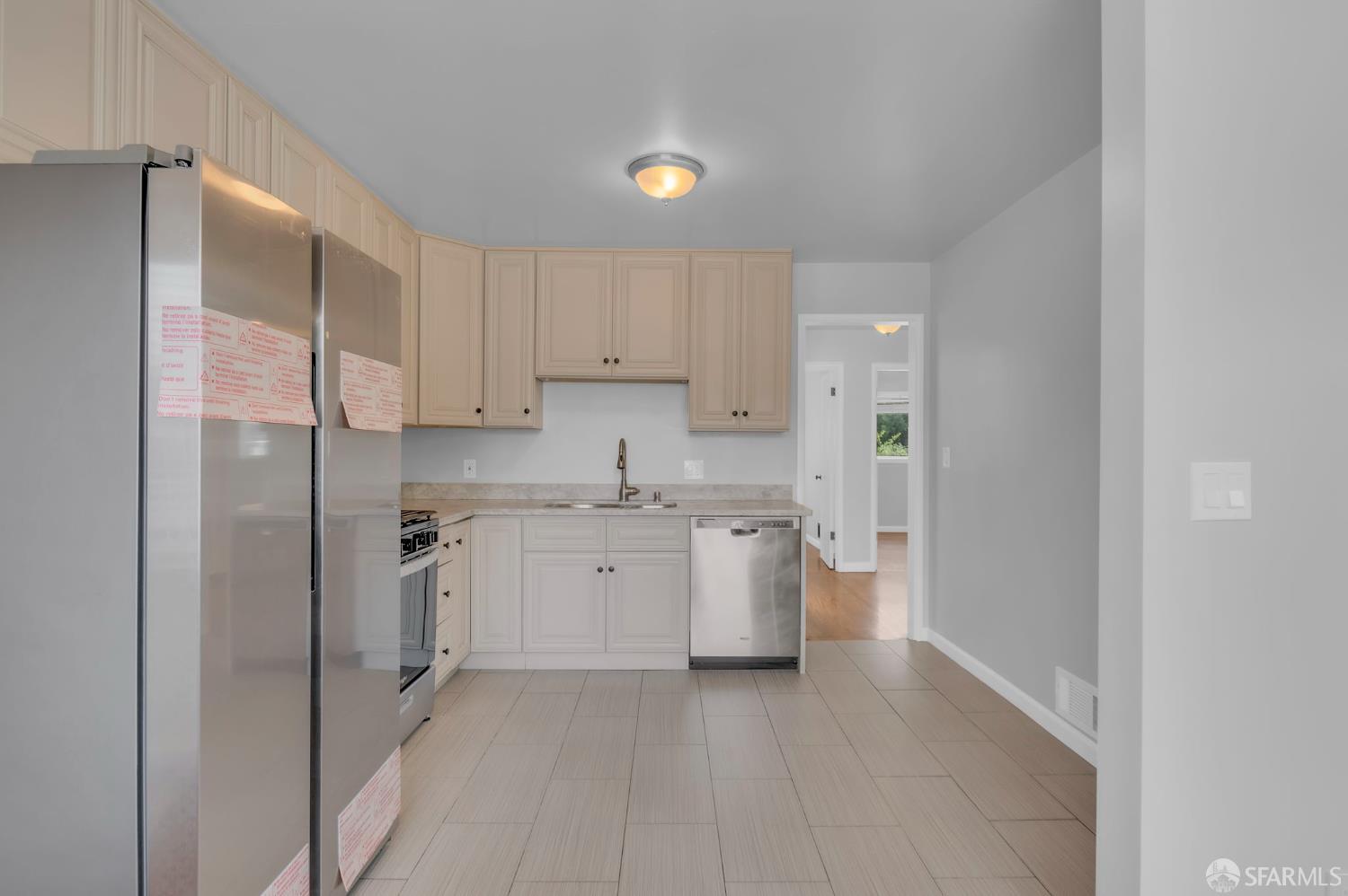 Detail Gallery Image 11 of 46 For 1560 Mckinnon Ave, San Francisco,  CA 94124 - 3 Beds | 1/1 Baths