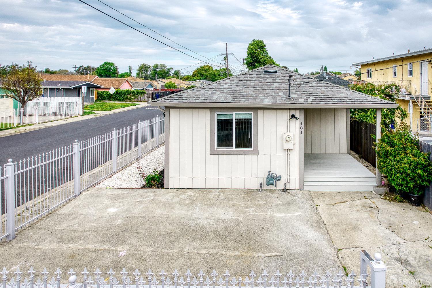 Detail Gallery Image 3 of 29 For 401 Silver Ave, Richmond,  CA 94801 - 3 Beds | 2 Baths