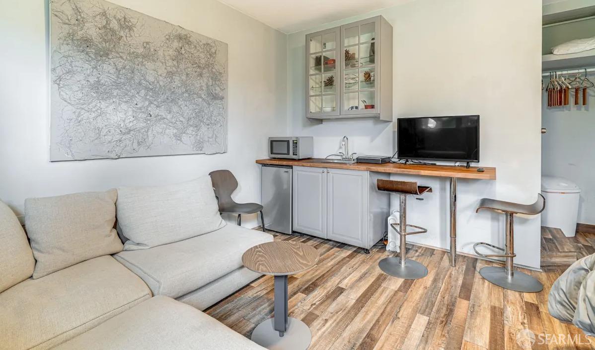 Detail Gallery Image 14 of 29 For 119 Lotus Way, East Palo Alto,  CA 94303 - 5 Beds | 4 Baths