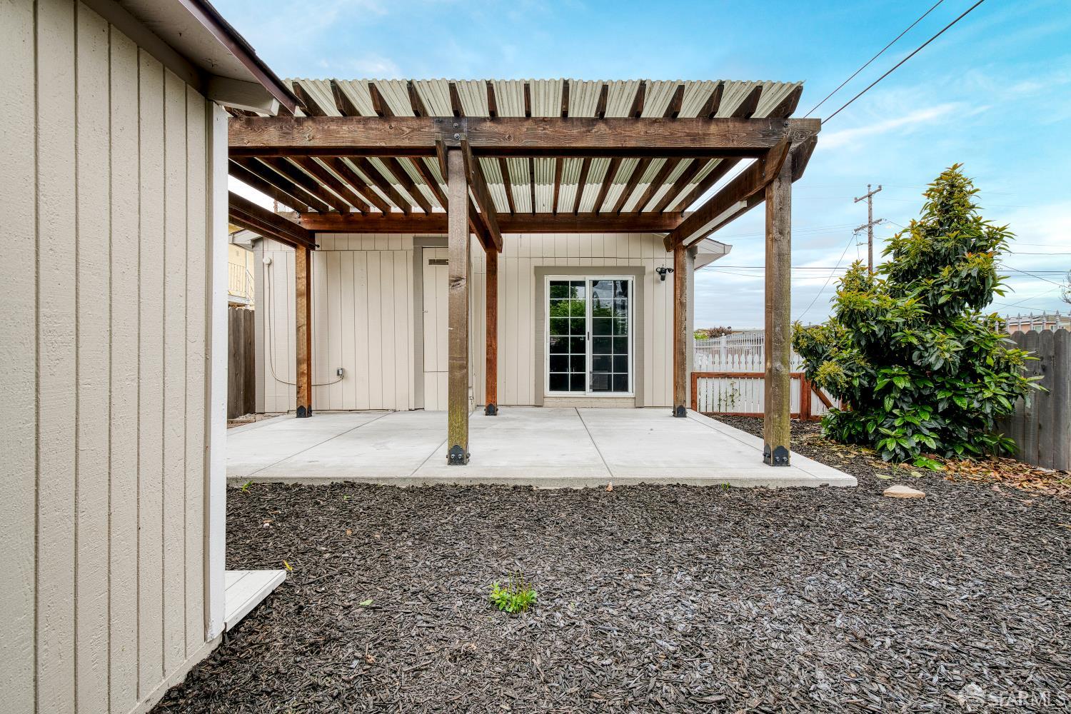 Detail Gallery Image 2 of 29 For 401 Silver Ave, Richmond,  CA 94801 - 3 Beds | 2 Baths