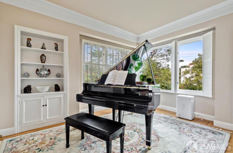 Detail Gallery Image 8 of 49 For 44 Stonecrest Dr, San Francisco,  CA 94132 - 4 Beds | 5 Baths