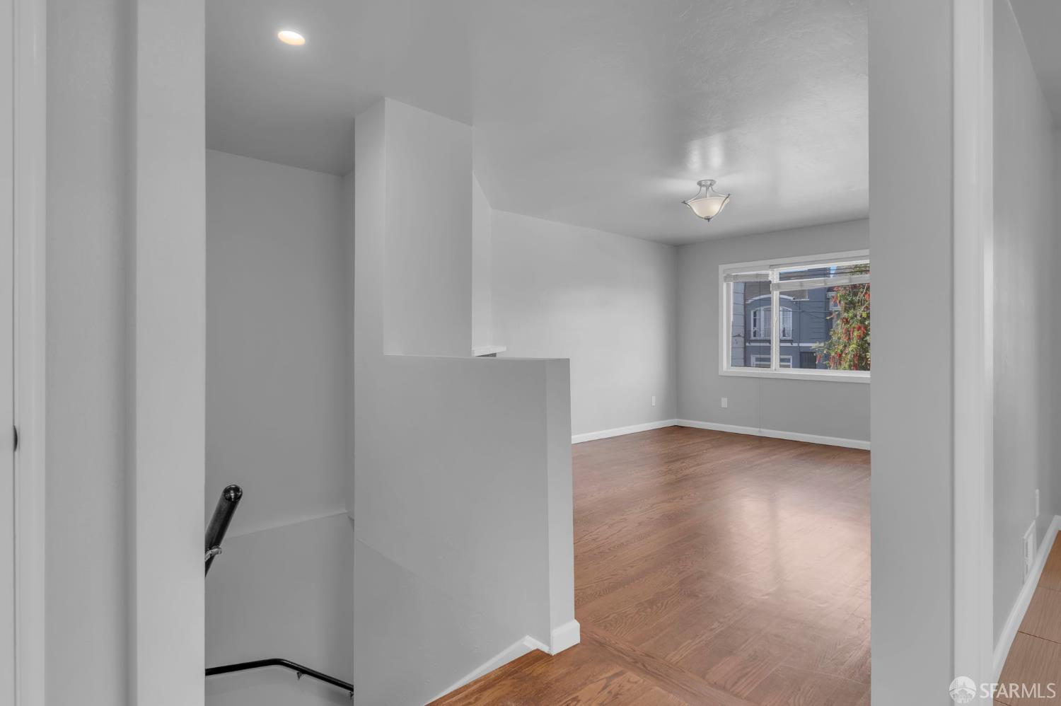 Detail Gallery Image 5 of 46 For 1560 Mckinnon Ave, San Francisco,  CA 94124 - 3 Beds | 1/1 Baths