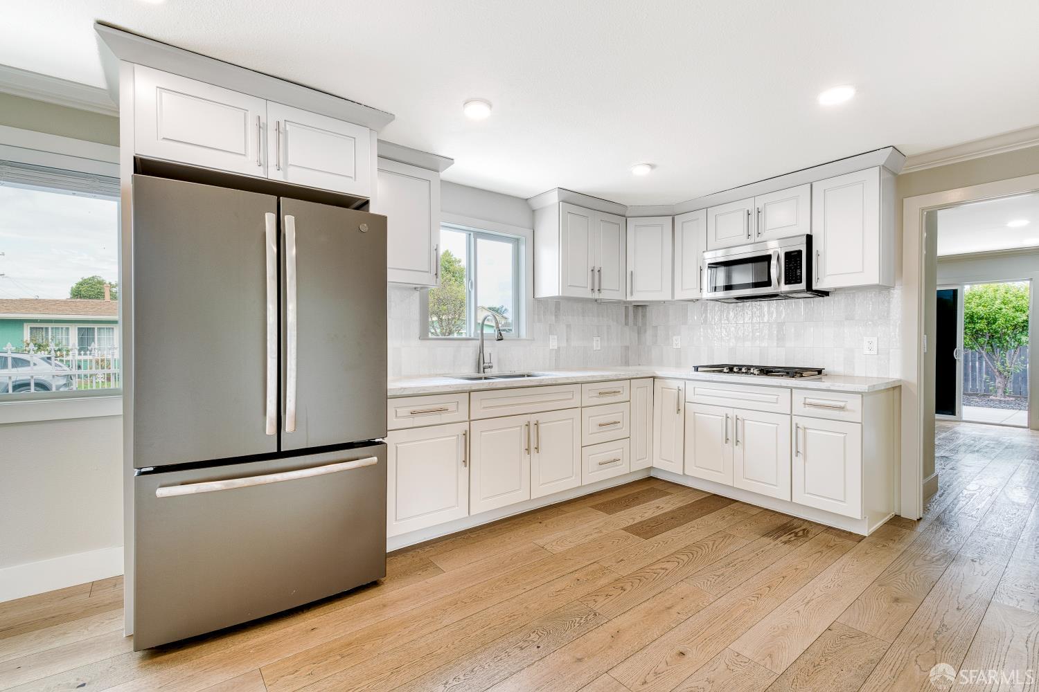 Detail Gallery Image 9 of 29 For 401 Silver Ave, Richmond,  CA 94801 - 3 Beds | 2 Baths