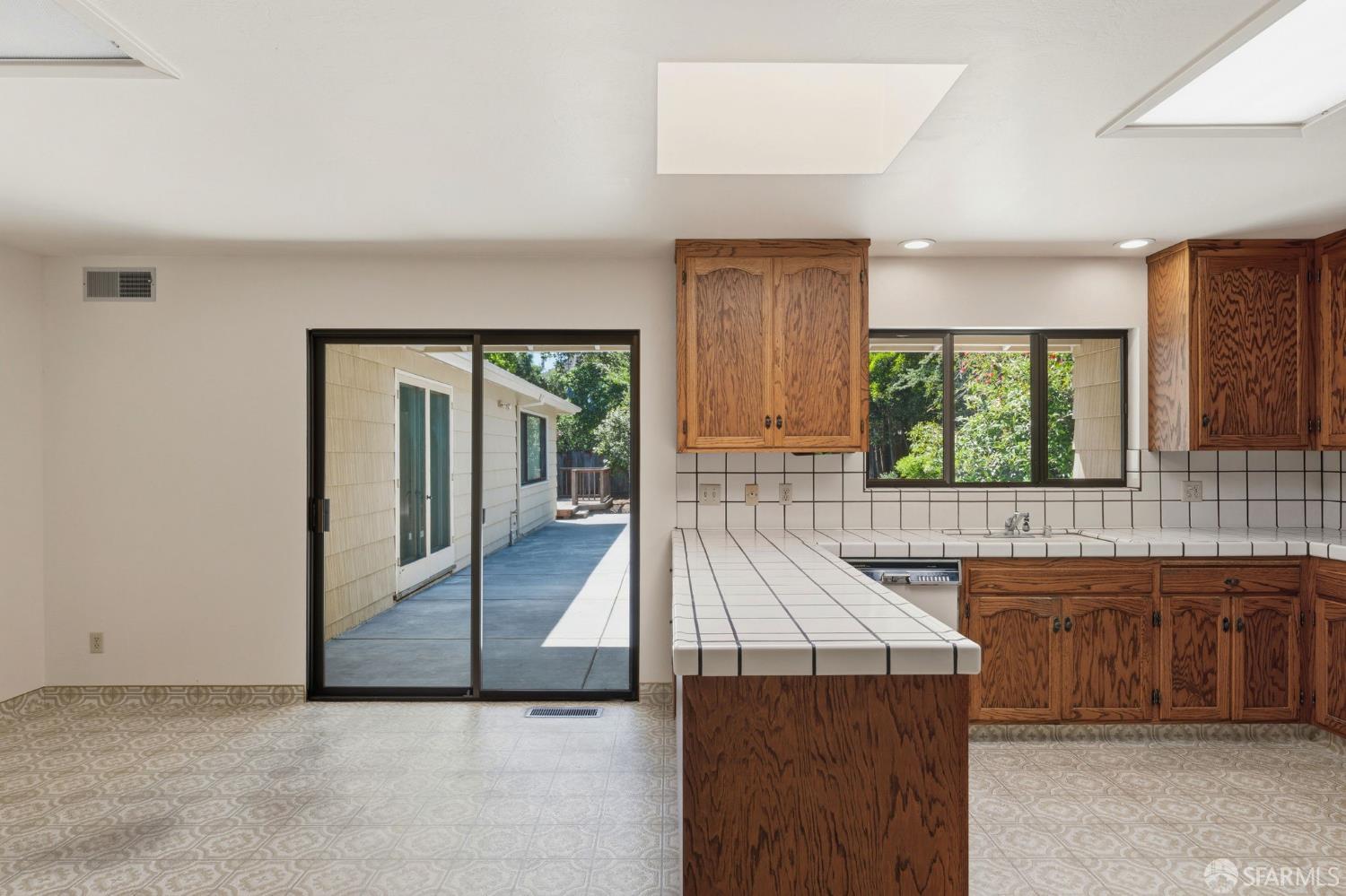 Detail Gallery Image 16 of 41 For 1322 Ashwood Ct, San Mateo,  CA 94402 - 3 Beds | 2 Baths