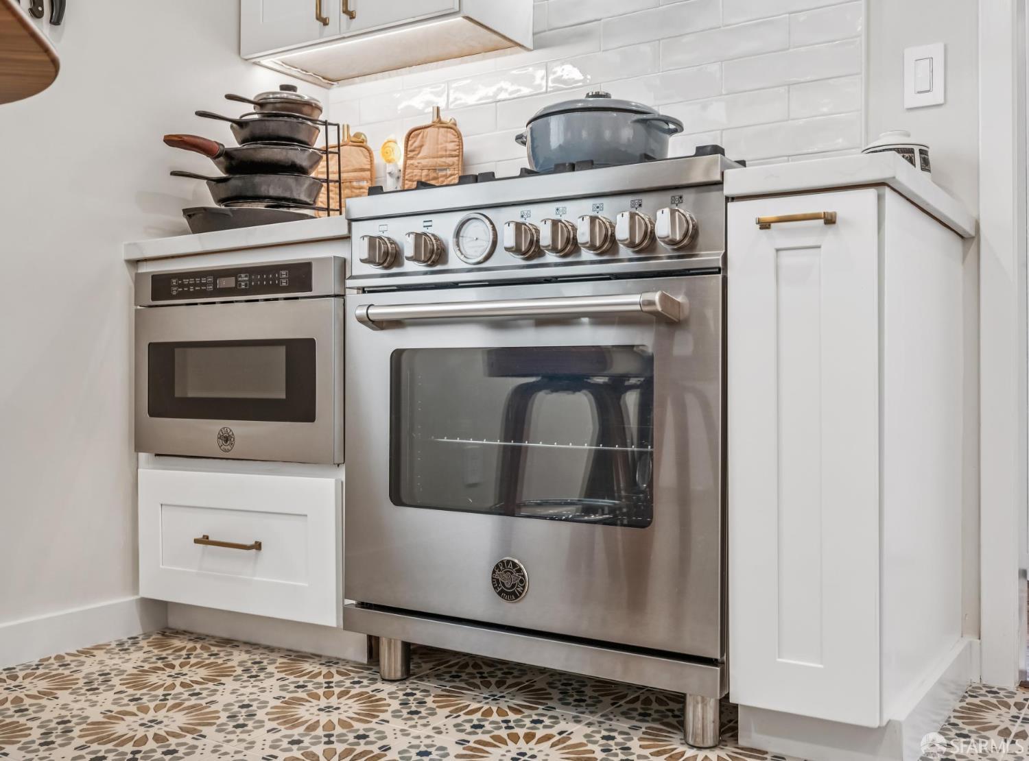 Detail Gallery Image 10 of 16 For 849 Noe St #1,  San Francisco,  CA 94114 - 1 Beds | 1 Baths