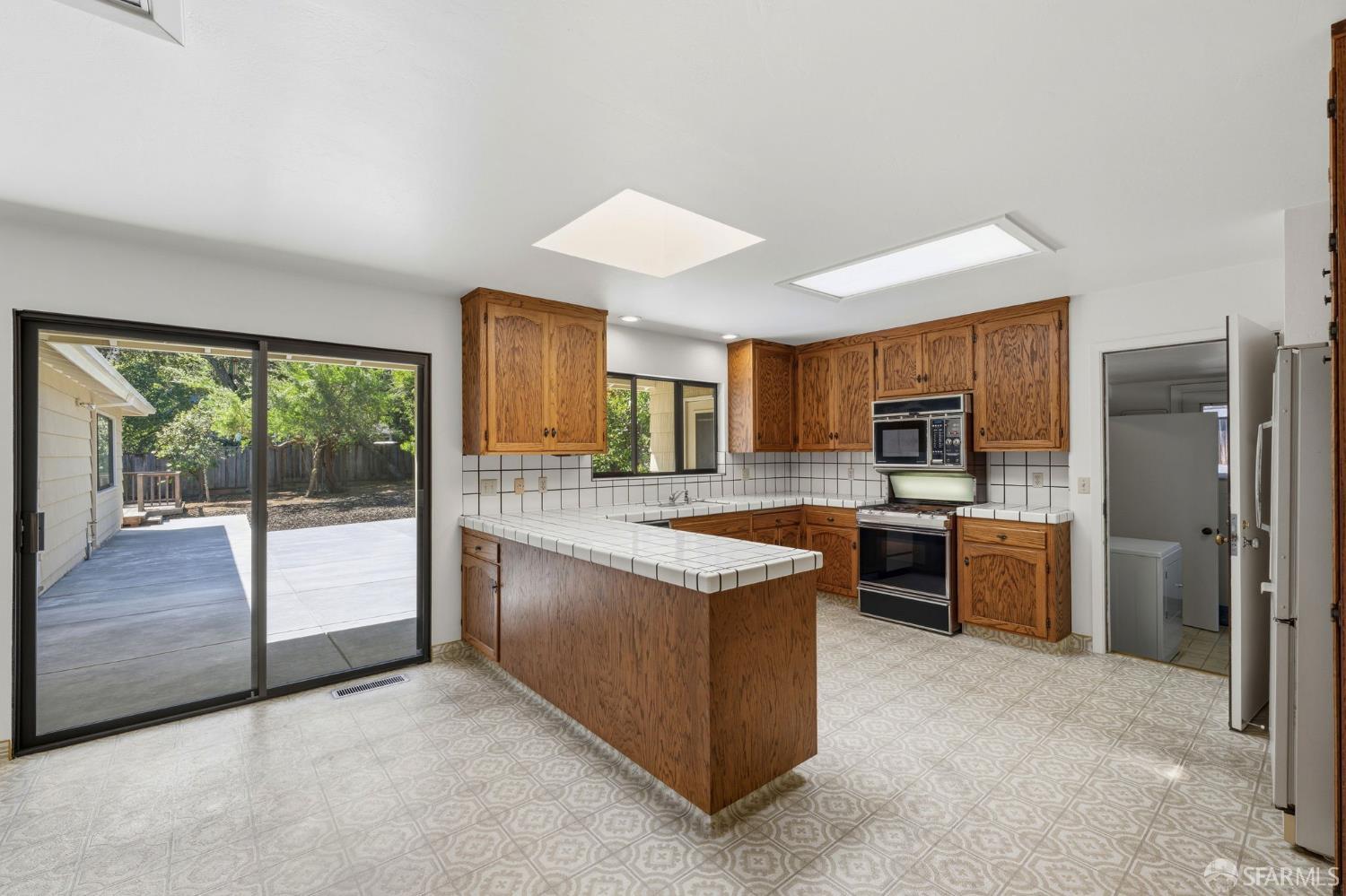 Detail Gallery Image 17 of 41 For 1322 Ashwood Ct, San Mateo,  CA 94402 - 3 Beds | 2 Baths