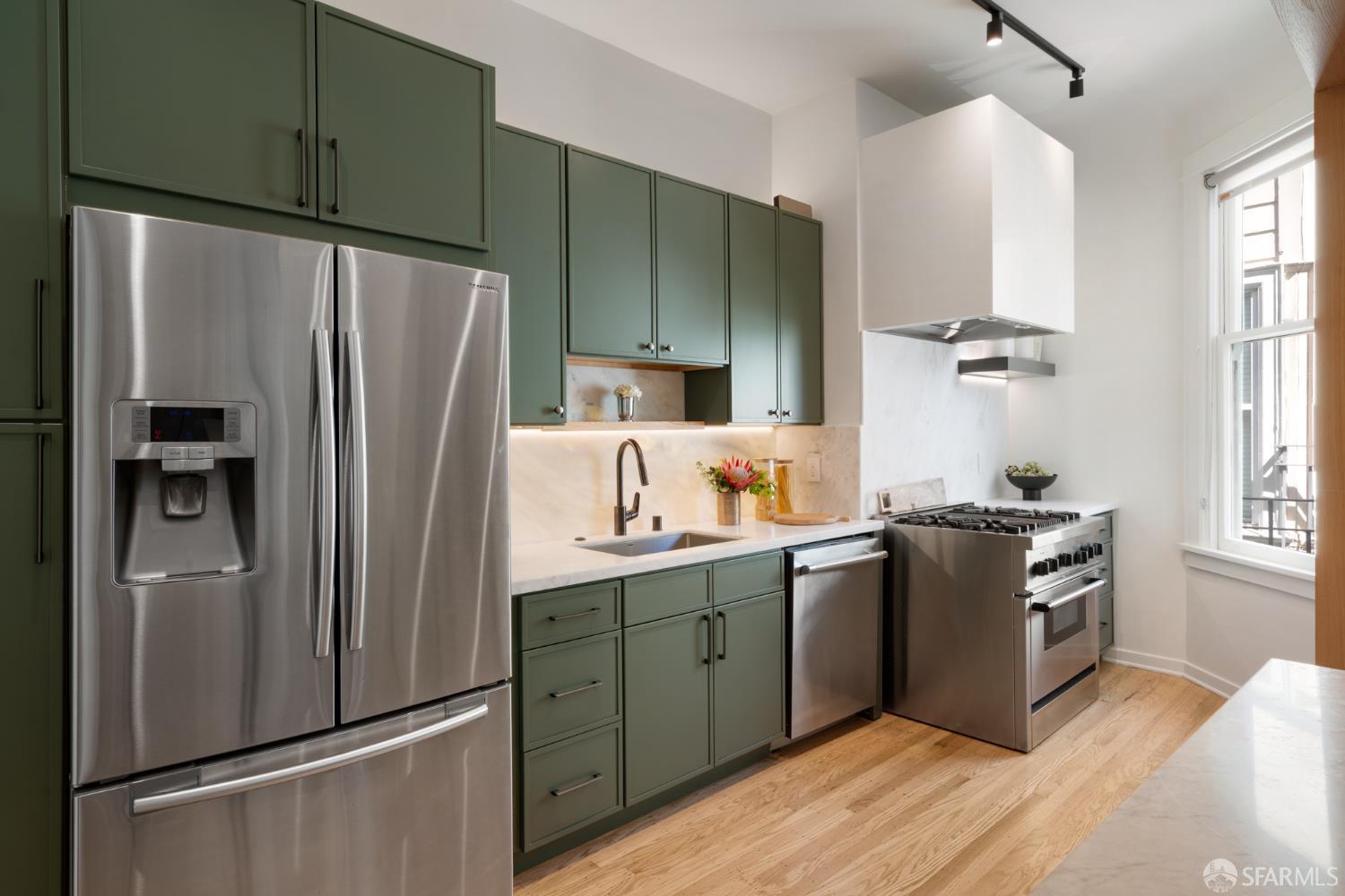 Detail Gallery Image 3 of 37 For 2060 Union St #5,  San Francisco,  CA 94123 - 2 Beds | 1 Baths