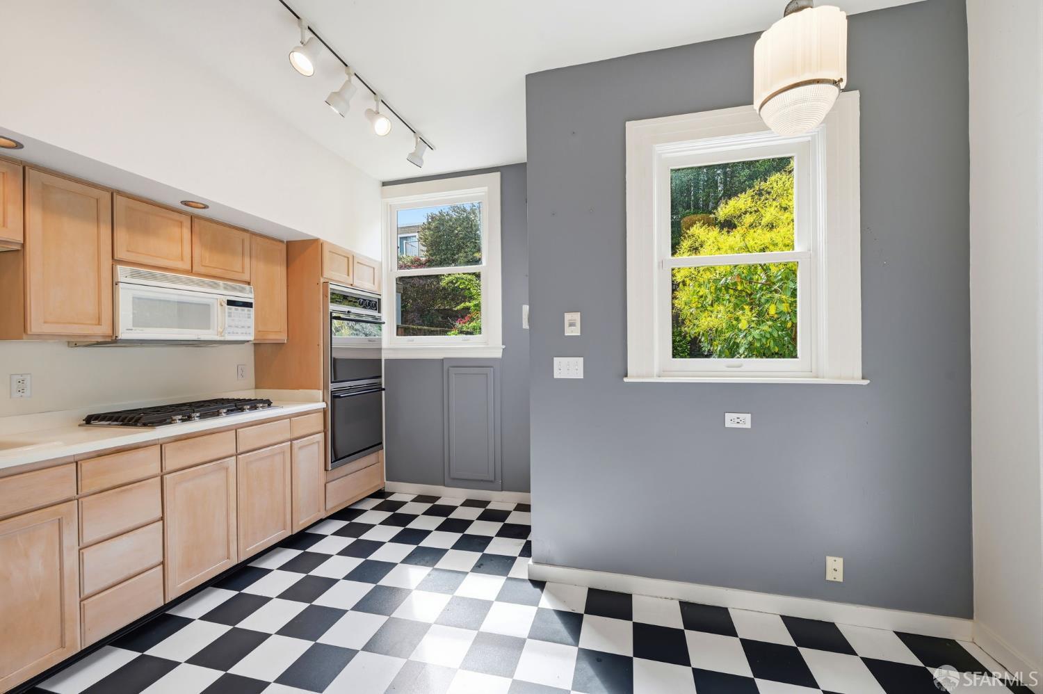 Detail Gallery Image 21 of 61 For 72 Castro St, San Francisco,  CA 94114 - 4 Beds | 2 Baths