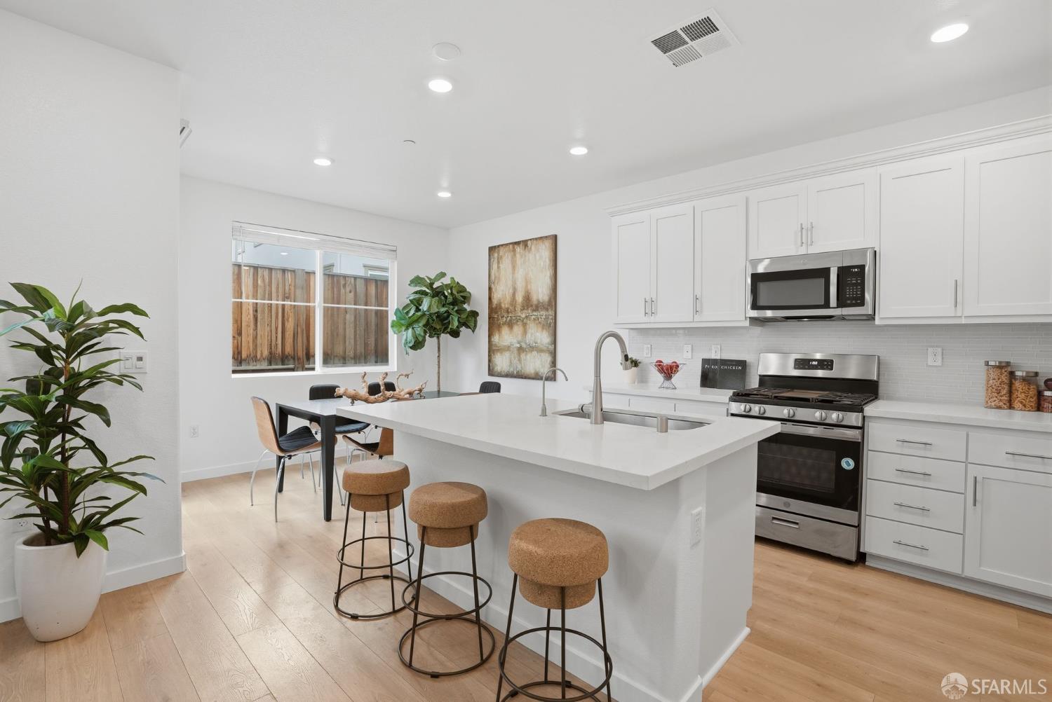 Detail Gallery Image 4 of 36 For 1520 Landing St, Pittsburg,  CA 94565 - 5 Beds | 4 Baths