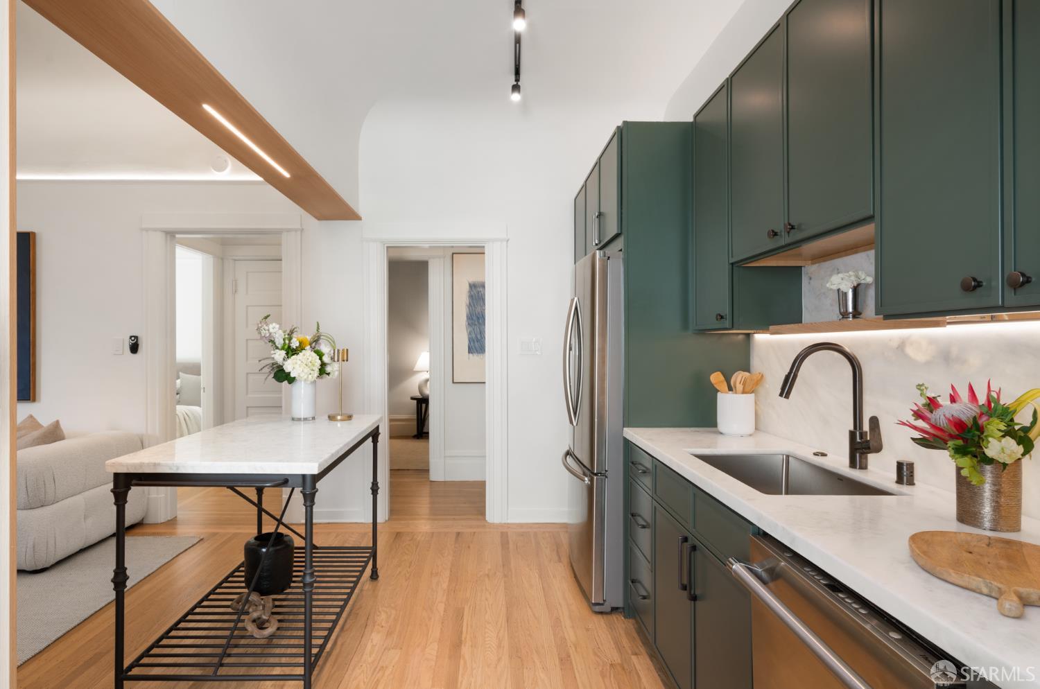 Detail Gallery Image 7 of 37 For 2060 Union St #5,  San Francisco,  CA 94123 - 2 Beds | 1 Baths