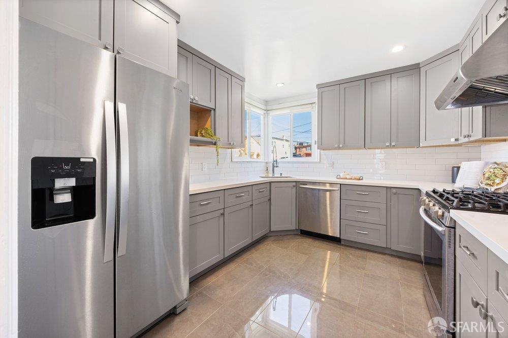 Detail Gallery Image 6 of 27 For 1500 41st Ave, San Francisco,  CA 94122 - 3 Beds | 3 Baths