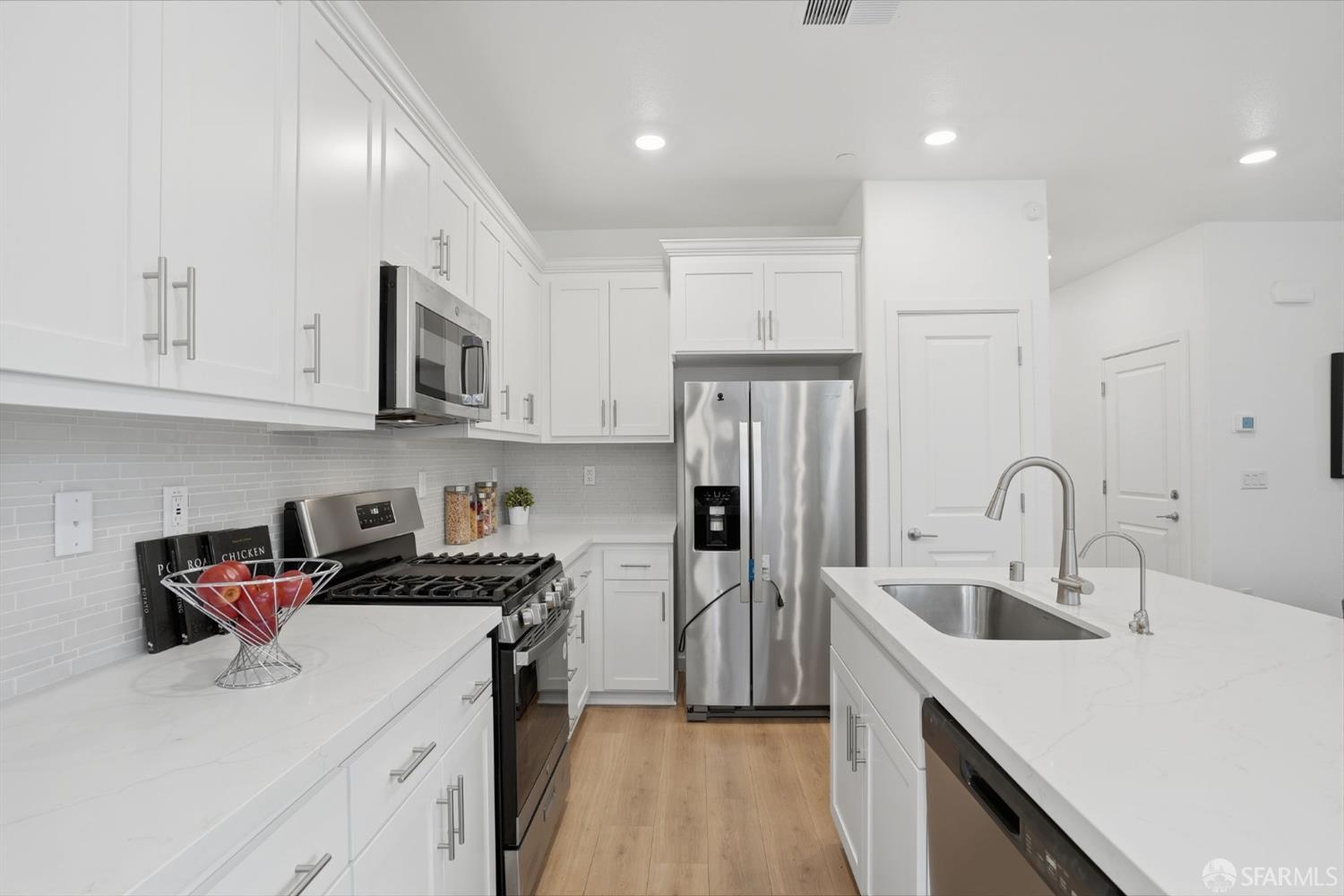 Detail Gallery Image 6 of 36 For 1520 Landing St, Pittsburg,  CA 94565 - 5 Beds | 4 Baths