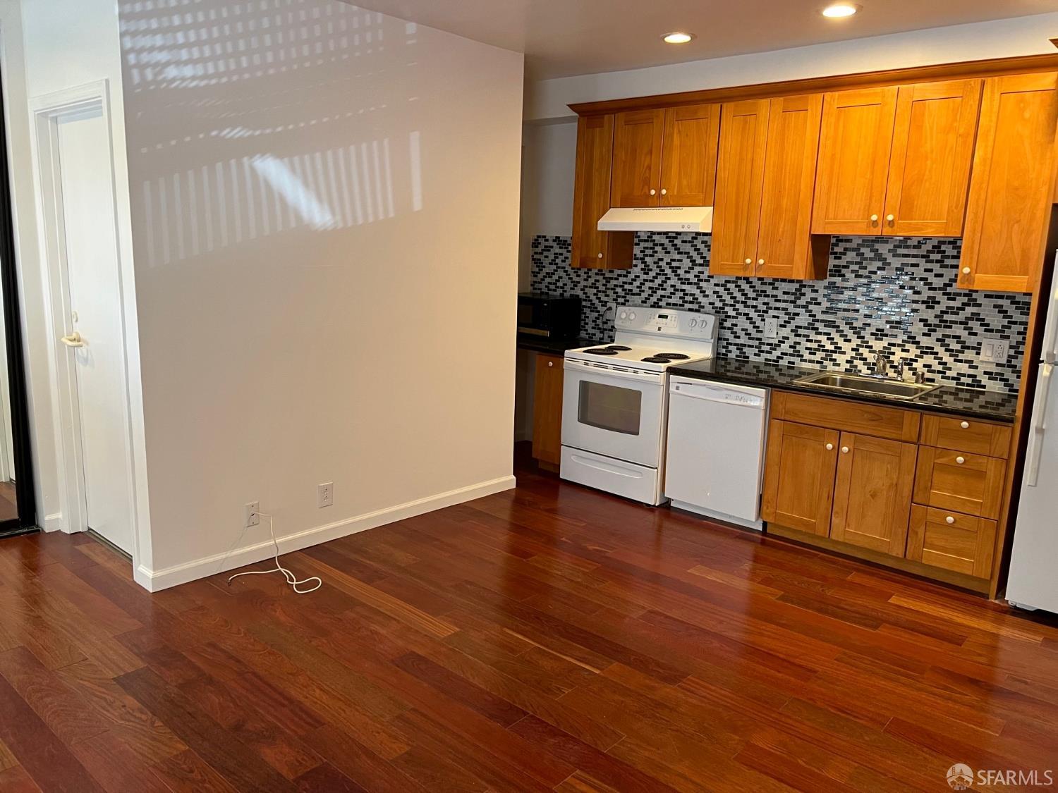 Detail Gallery Image 7 of 11 For 1100 Clay St, San Francisco,  CA 94108 - – Beds | – Baths