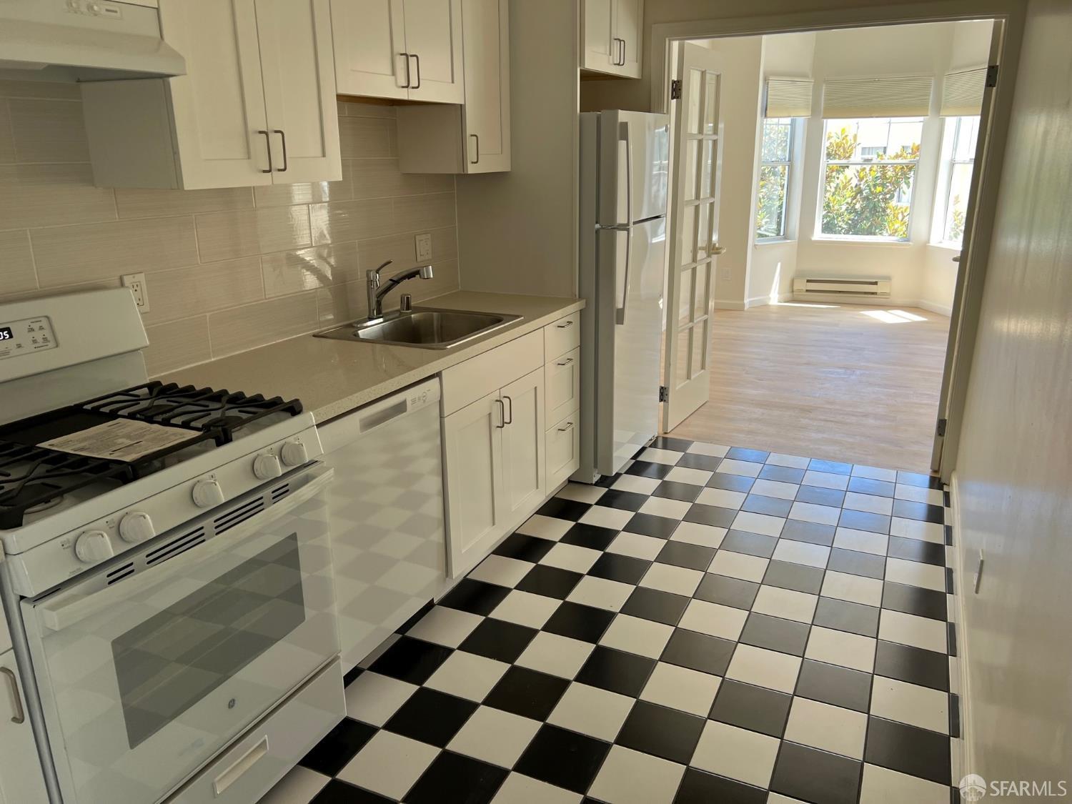 Detail Gallery Image 5 of 11 For 1100 Clay St, San Francisco,  CA 94108 - – Beds | – Baths