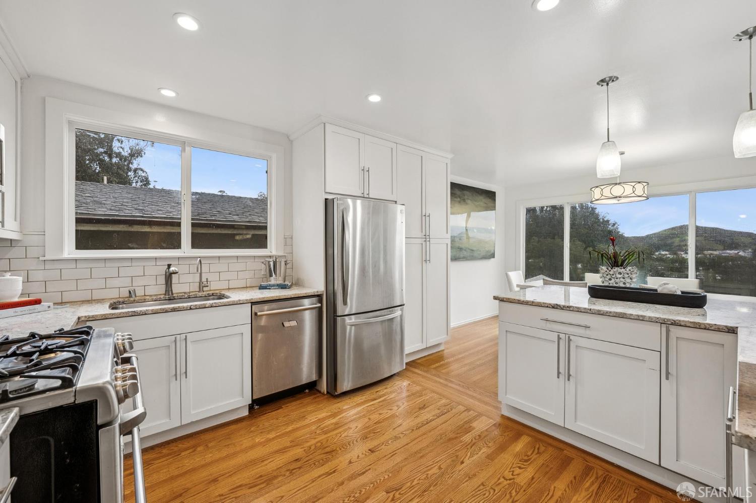 Detail Gallery Image 14 of 40 For 25 Crestmont Dr, San Francisco,  CA 94131 - 4 Beds | 3 Baths