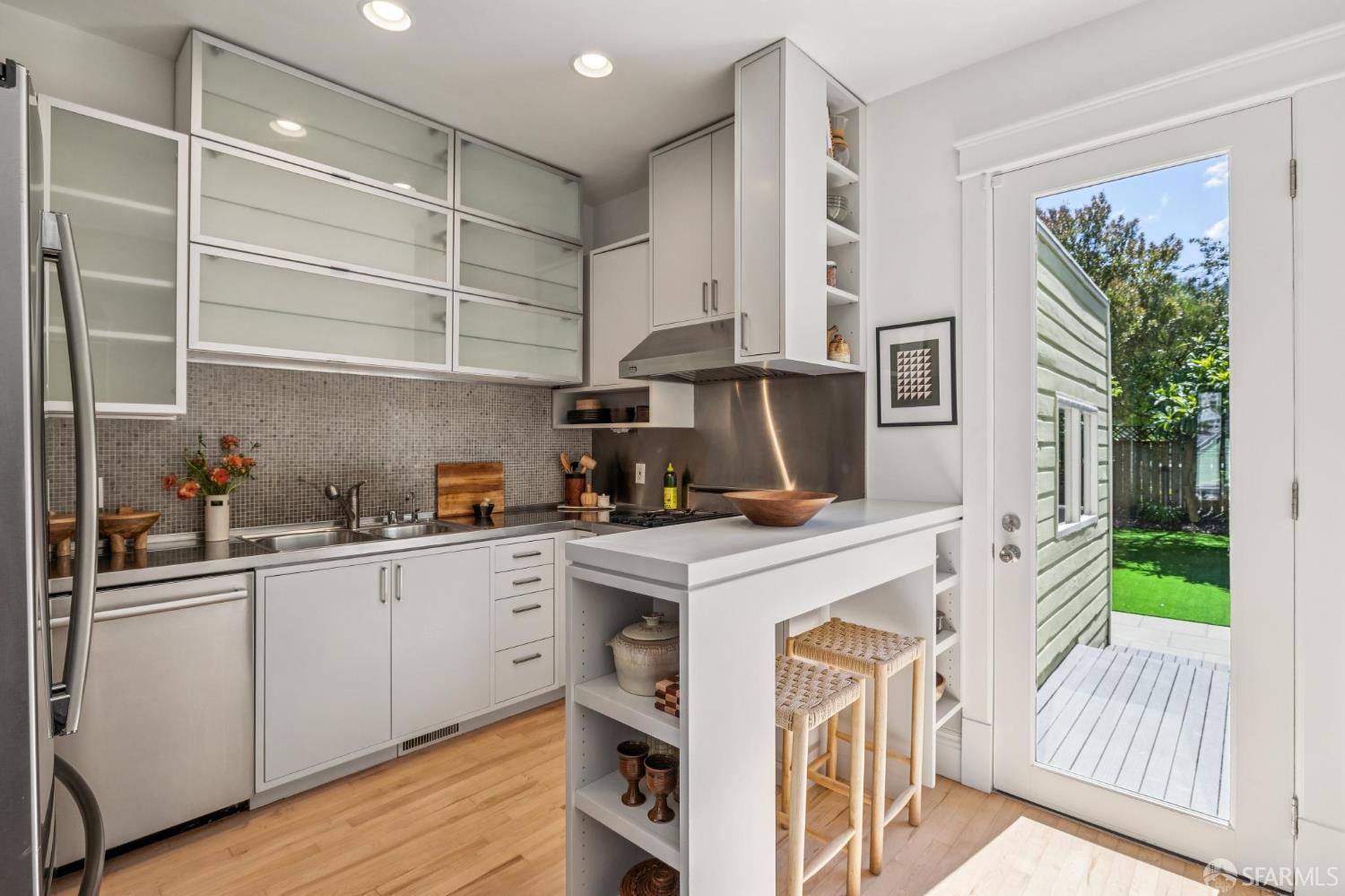 Detail Gallery Image 8 of 31 For 4245 25th St, San Francisco,  CA 94114 - 3 Beds | 1/1 Baths