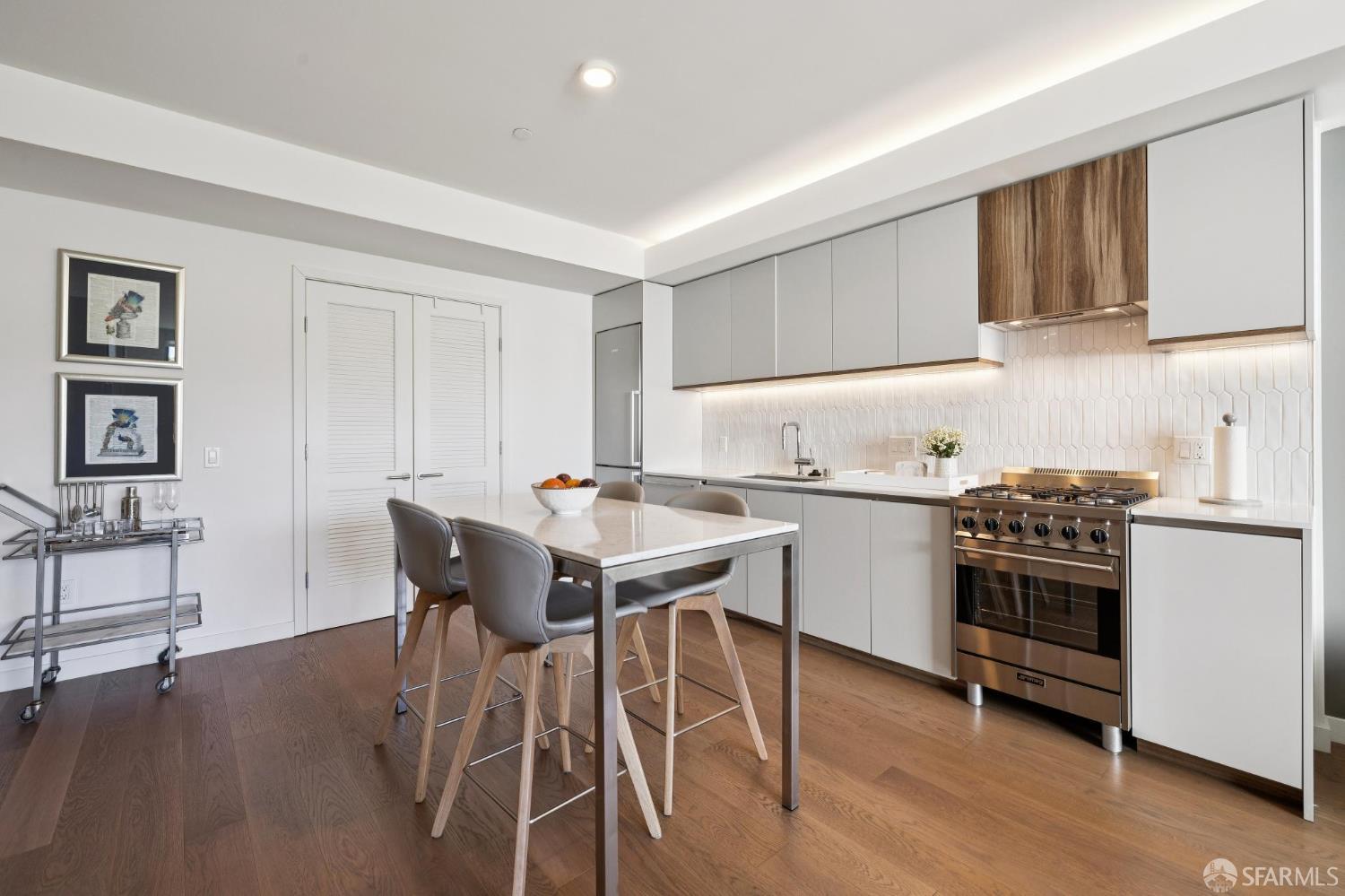 2448 Lombard Street # 208