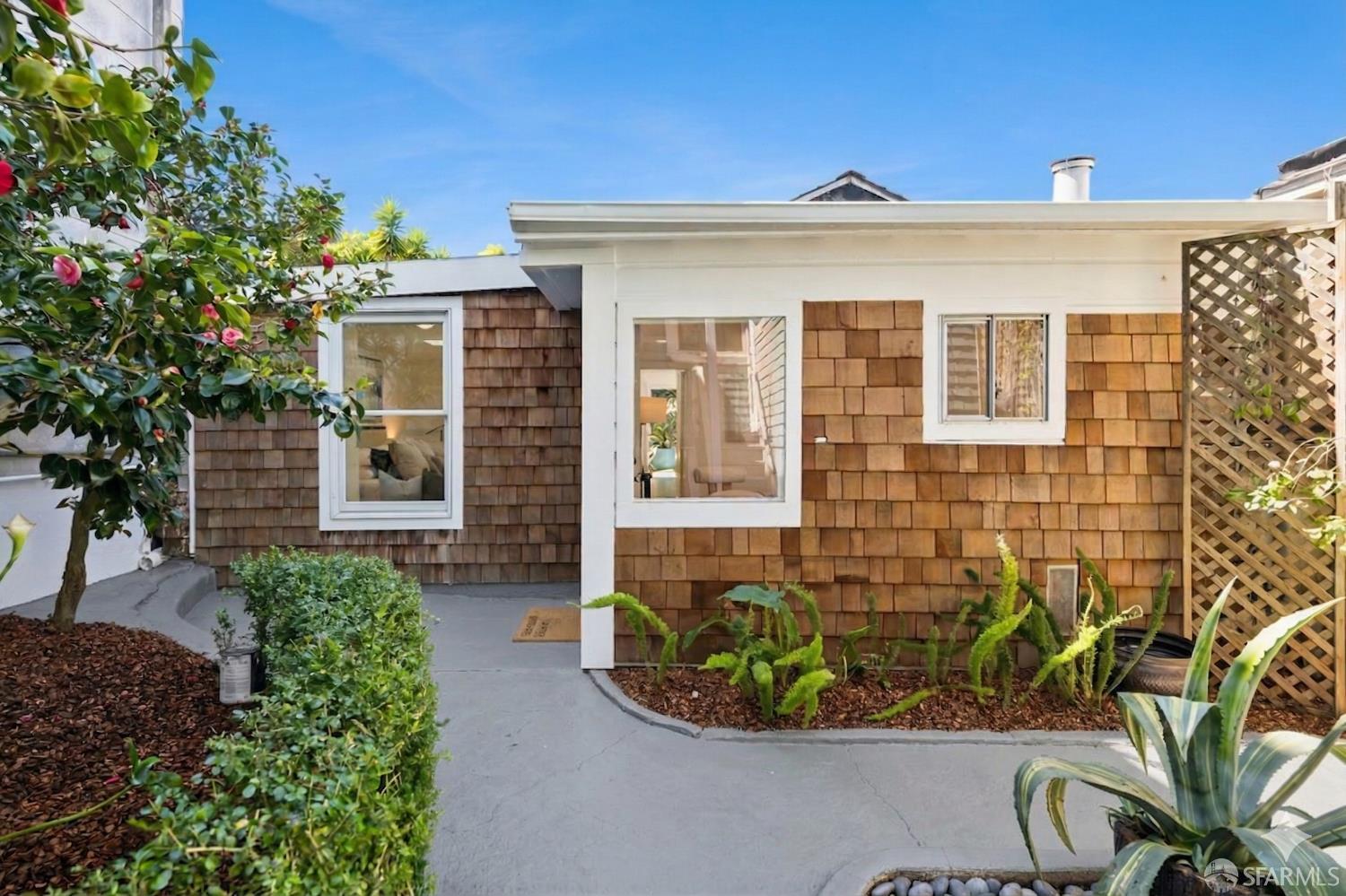 Detail Gallery Image 3 of 52 For 442 Collingwood St a,  San Francisco,  CA 94114 - 2 Beds | 1 Baths