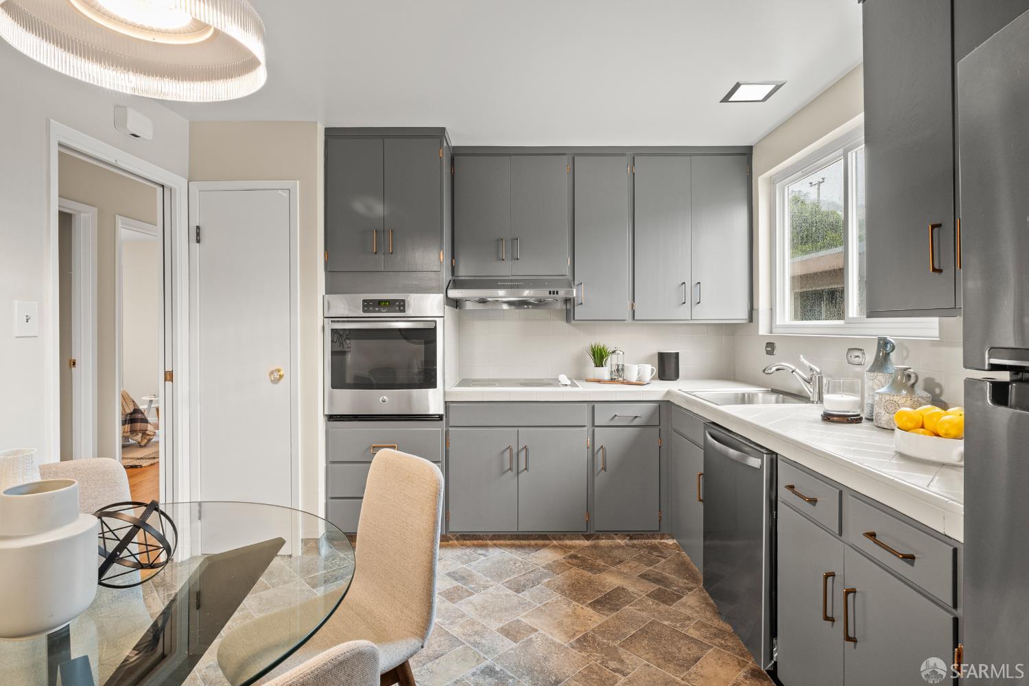 Detail Gallery Image 13 of 33 For 81 Southridge Way, Daly City,  CA 94014 - 3 Beds | 2/1 Baths