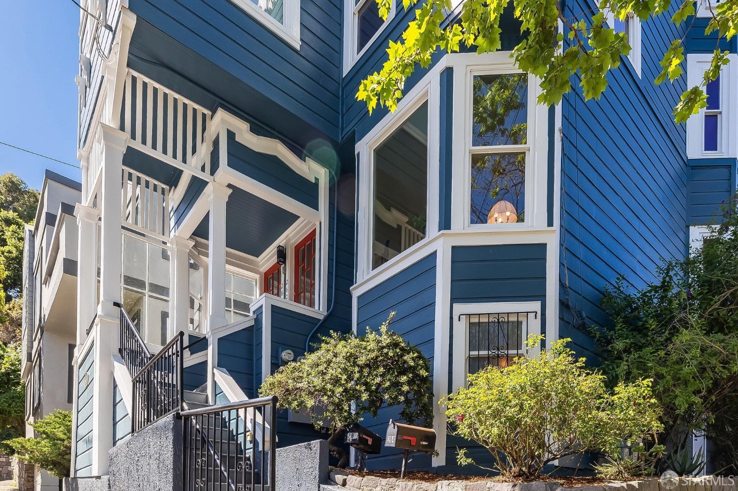 Detail Gallery Image 2 of 42 For 262 Henry St, San Francisco,  CA 94114 - 2 Beds | 1 Baths