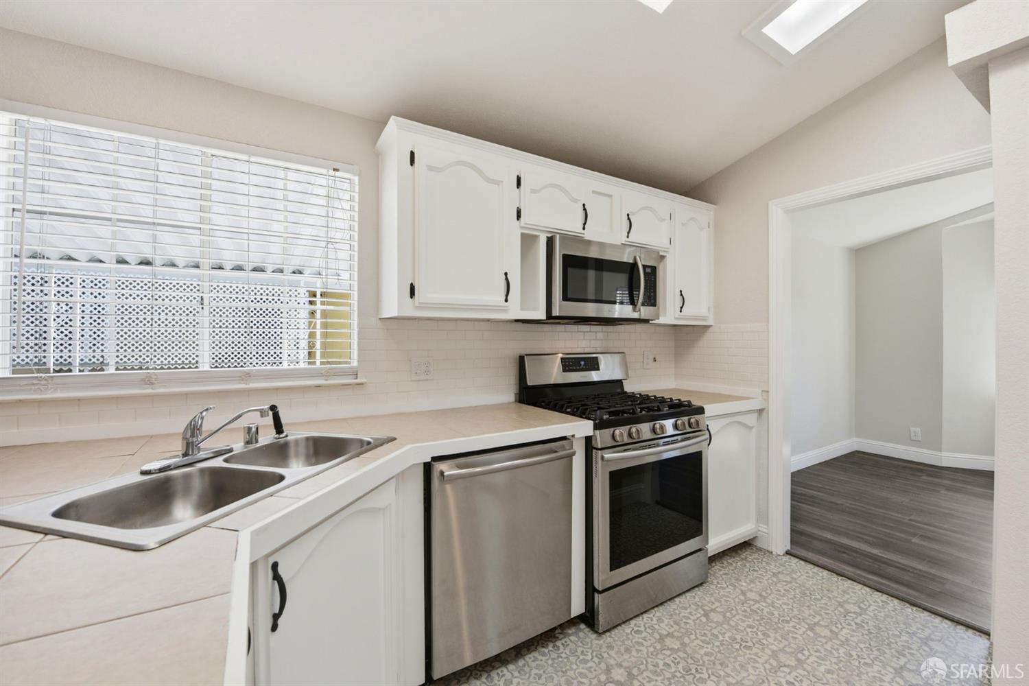 Detail Gallery Image 17 of 42 For 2470 Bourbon Dr, Hayward,  CA 94545 - 3 Beds | 2 Baths